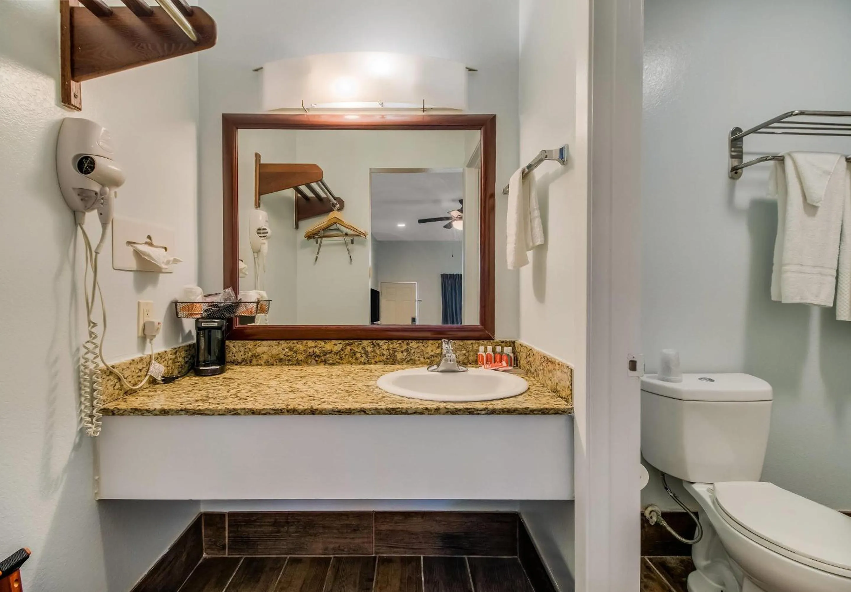 Bedroom in Econo Lodge Inn & Suites Fulton - Rockport