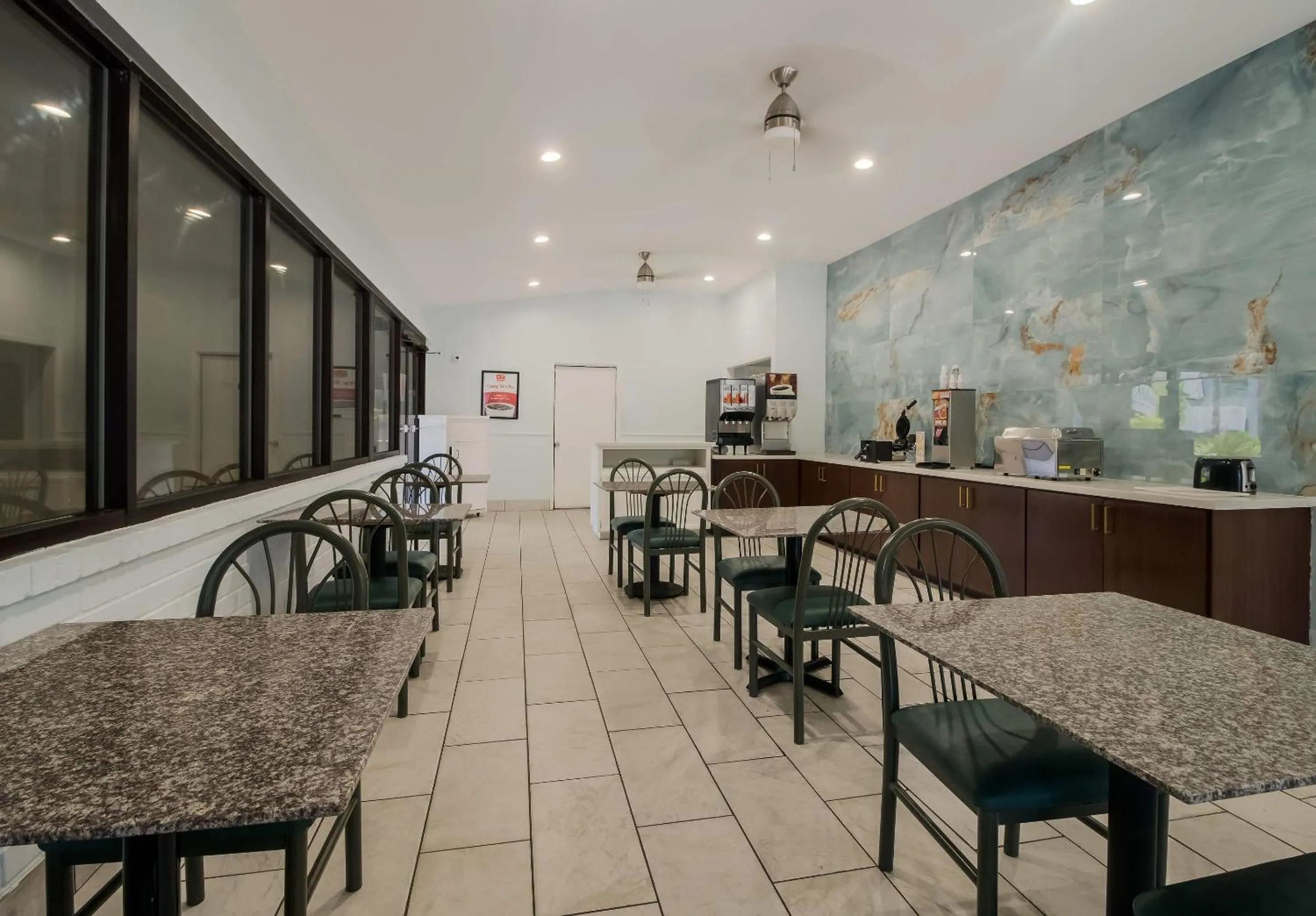 Breakfast in Econo Lodge Inn & Suites Fulton - Rockport