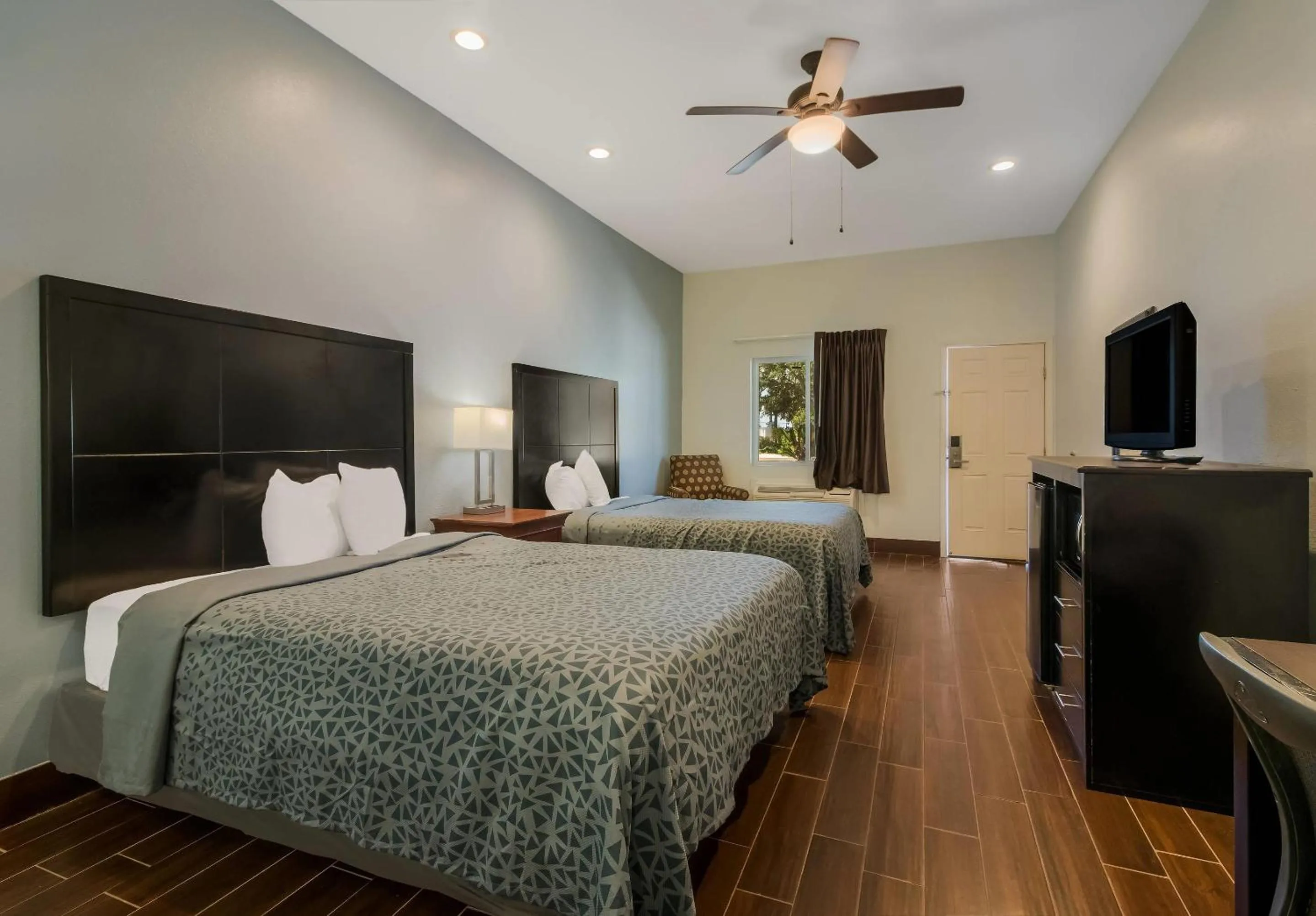 Bedroom, Bed in Econo Lodge Inn & Suites Fulton - Rockport