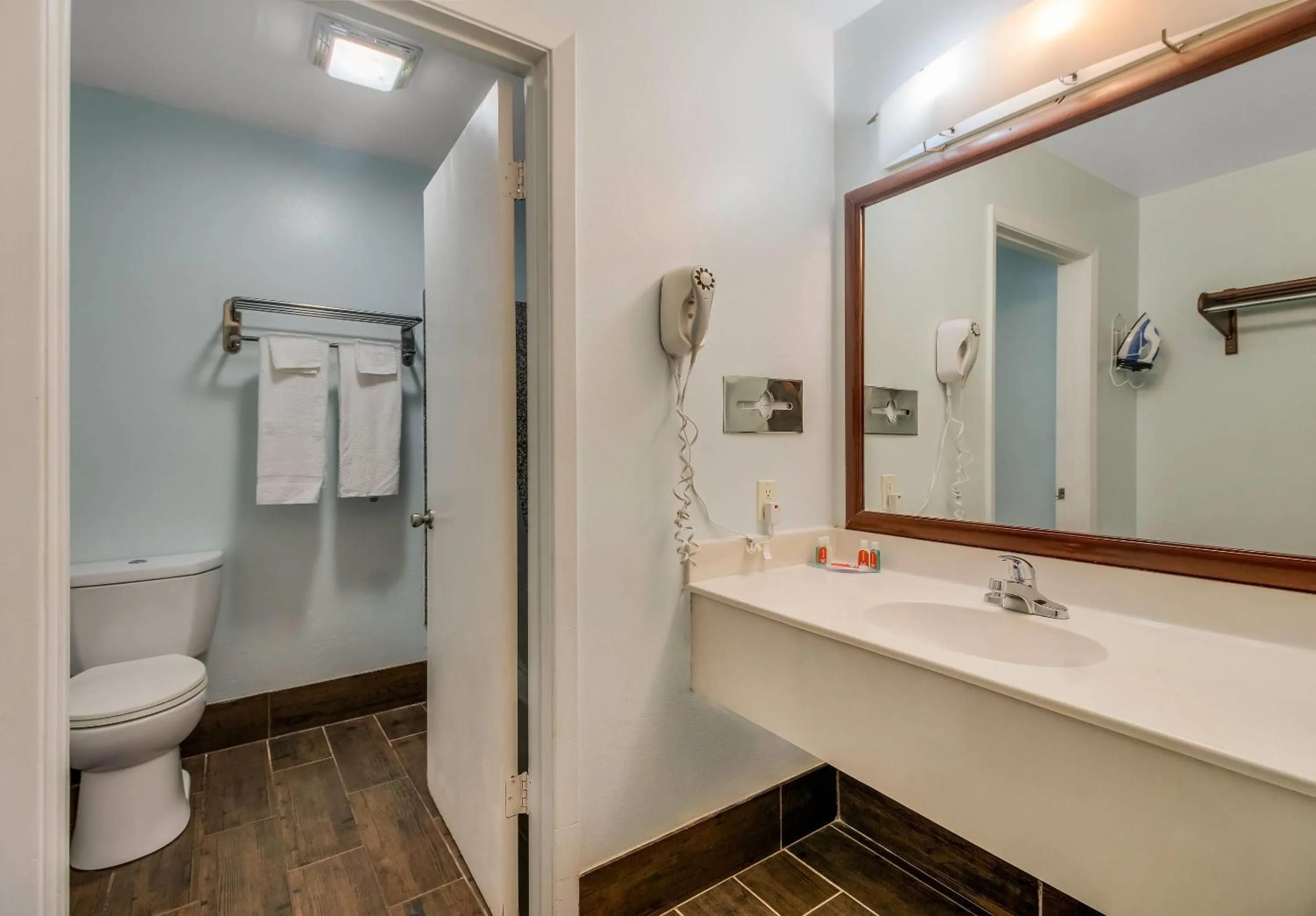 Bedroom in Econo Lodge Inn & Suites Fulton - Rockport