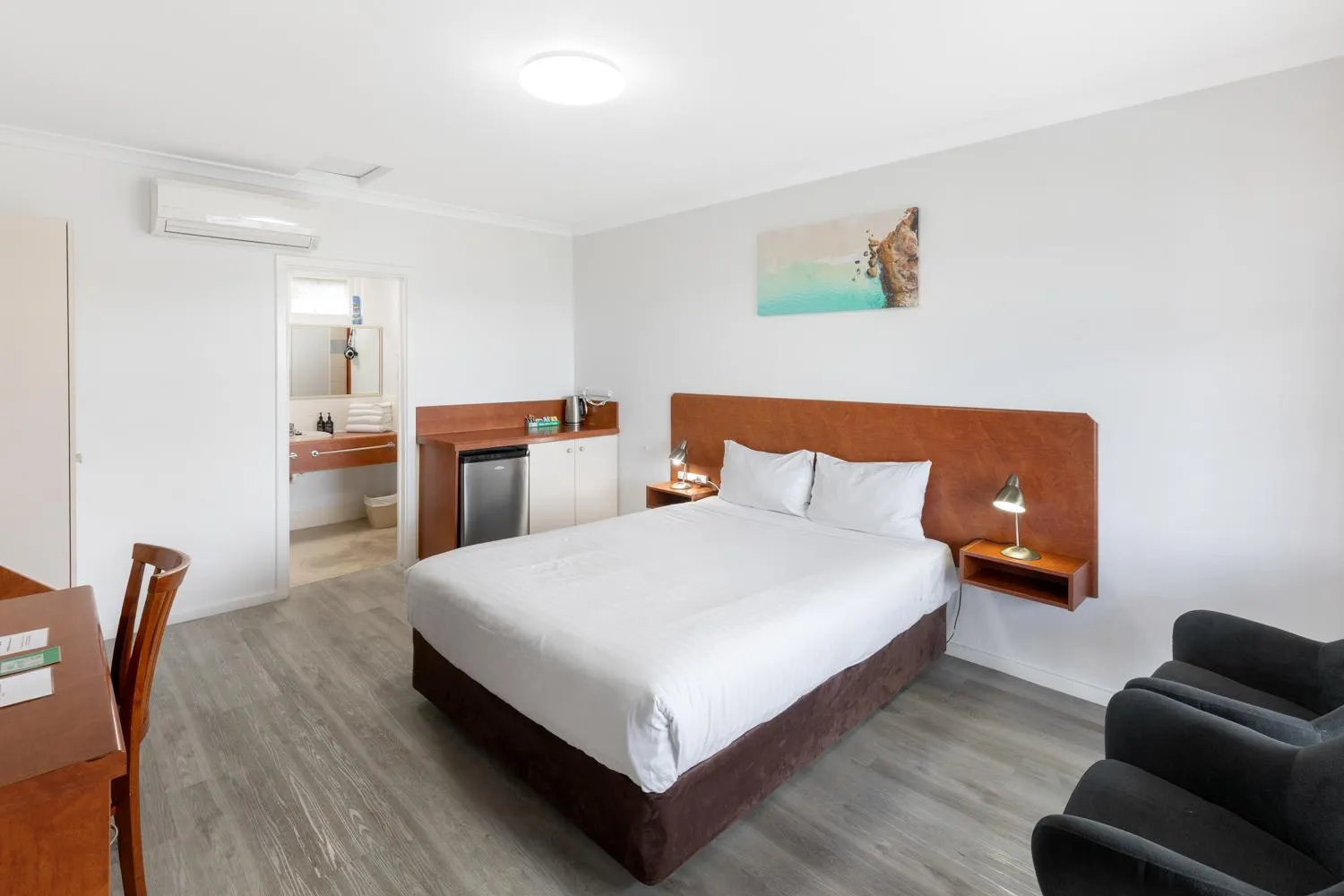 Bedroom, Bed in ibis Styles Albany
