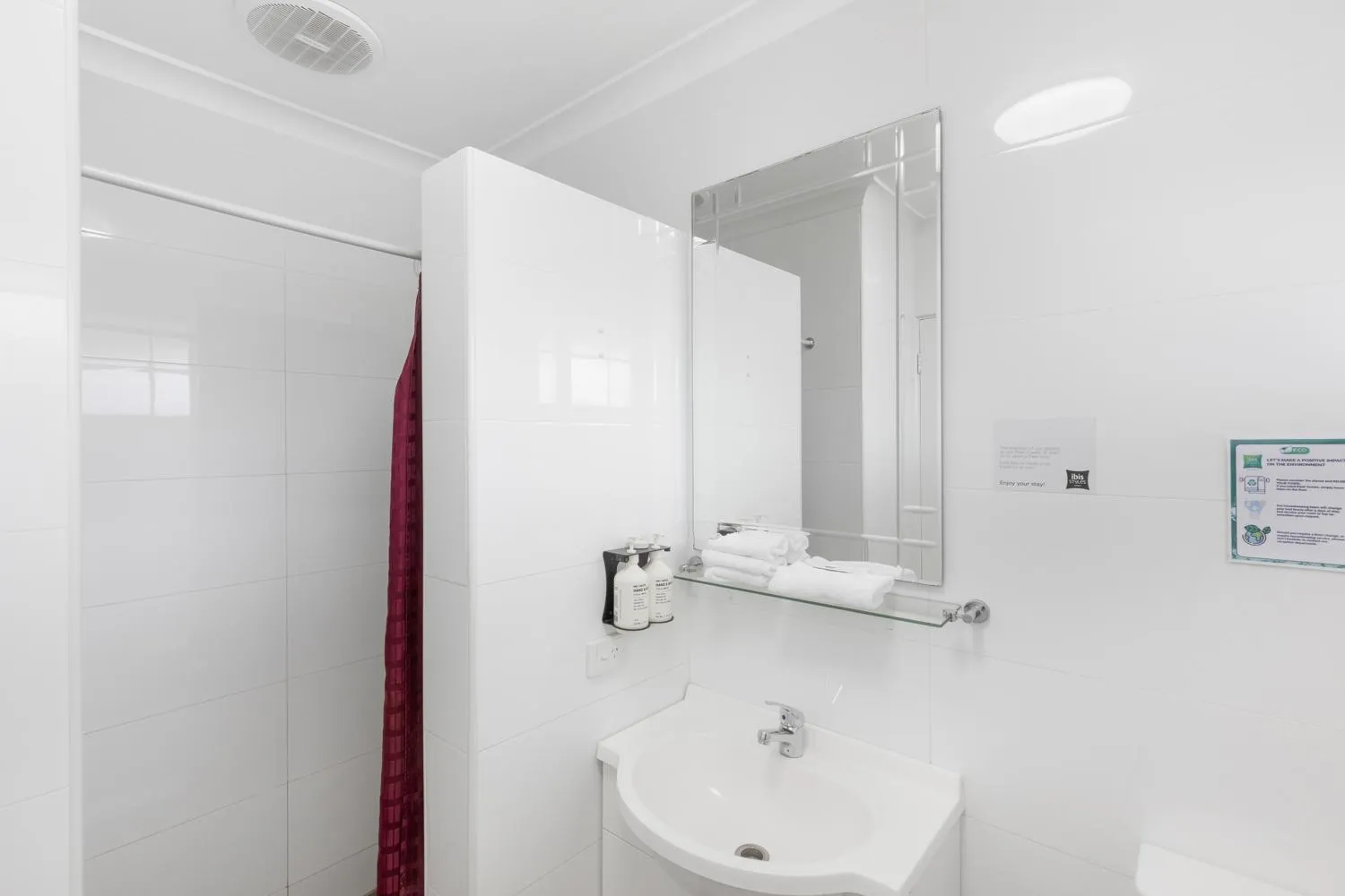 Bathroom in ibis Styles Albany
