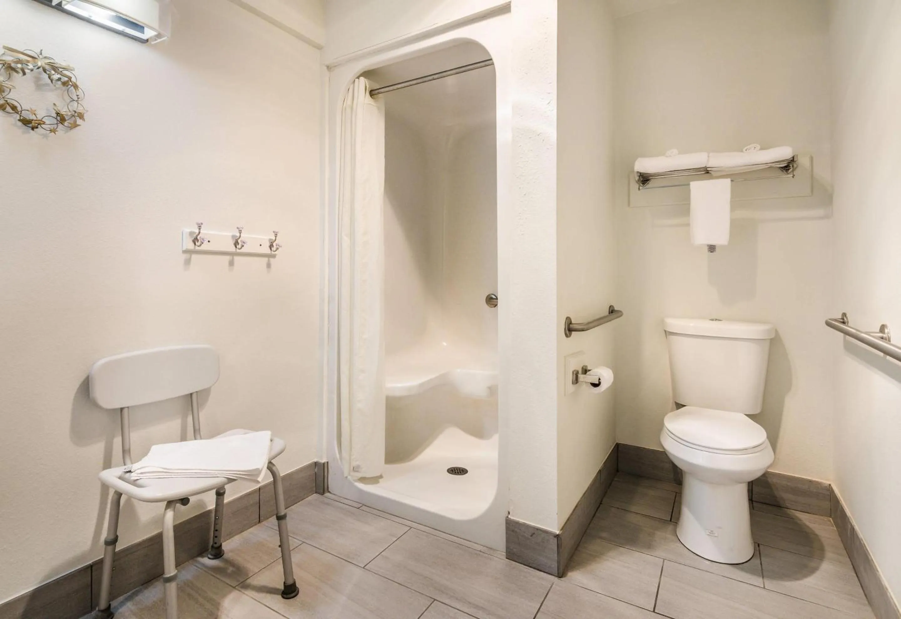 Bedroom in Econo Lodge Glade Springs I-81