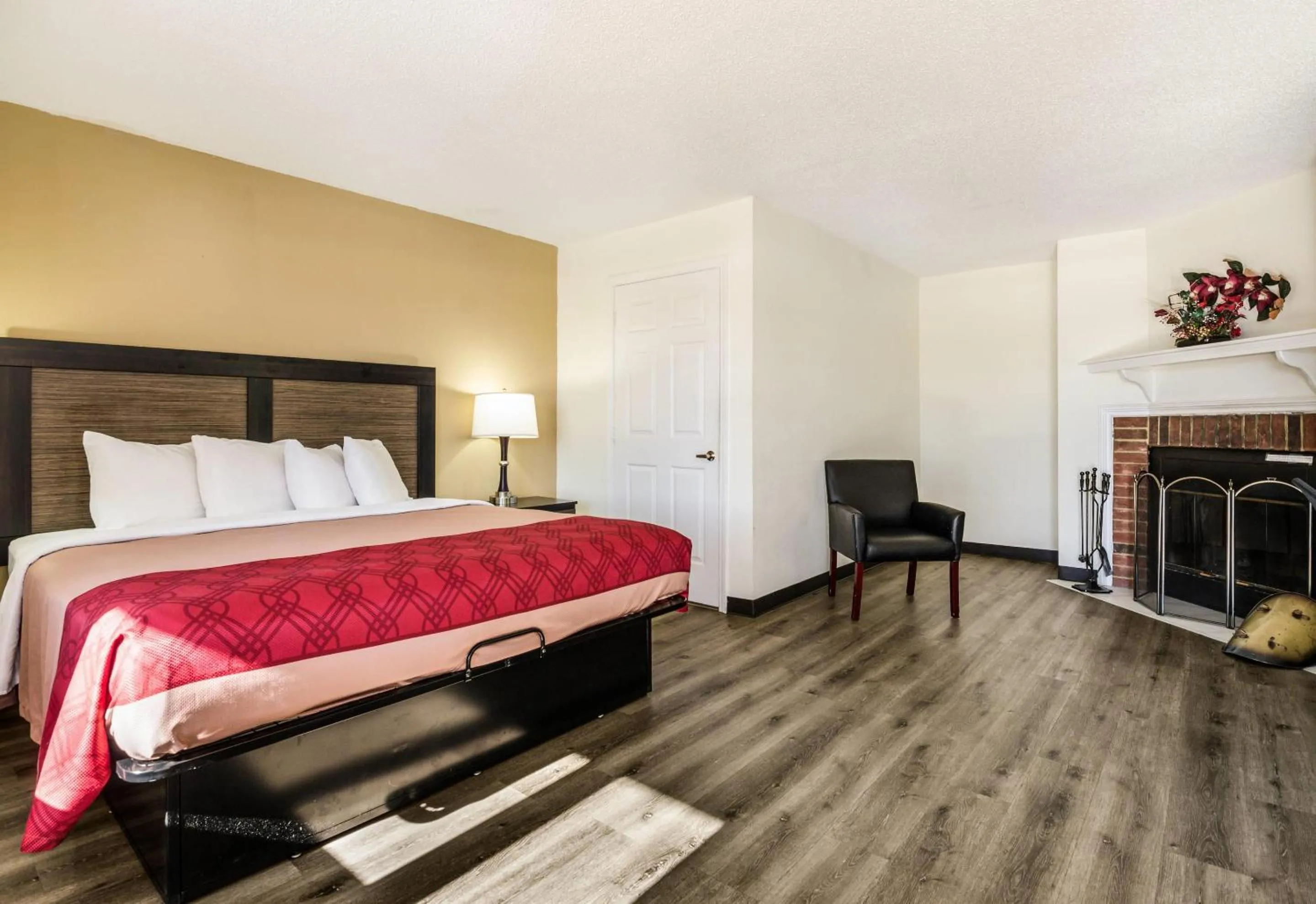 Bedroom, Bed in Econo Lodge Glade Springs I-81