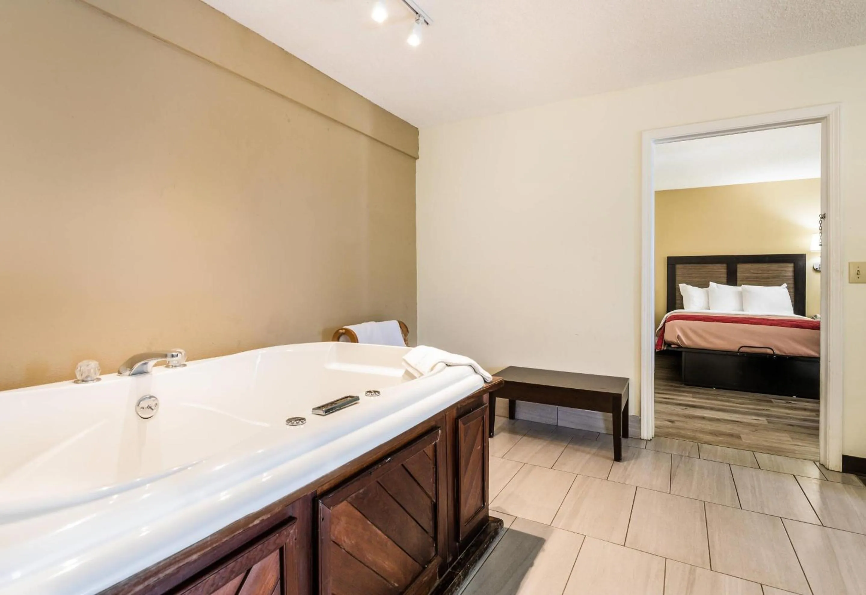 Bedroom, Bed in Econo Lodge Glade Springs I-81