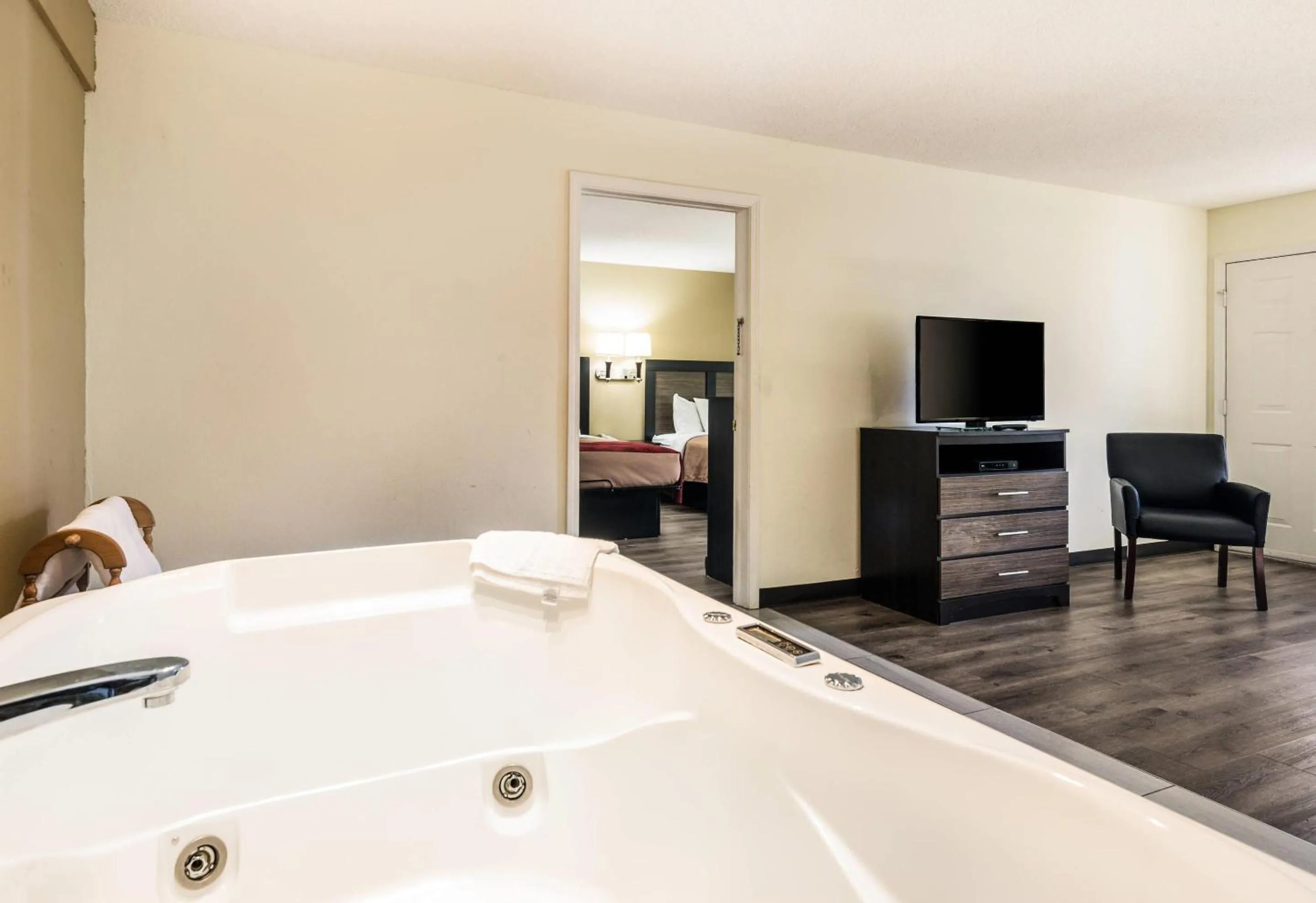 Bedroom, Bed in Econo Lodge Glade Springs I-81