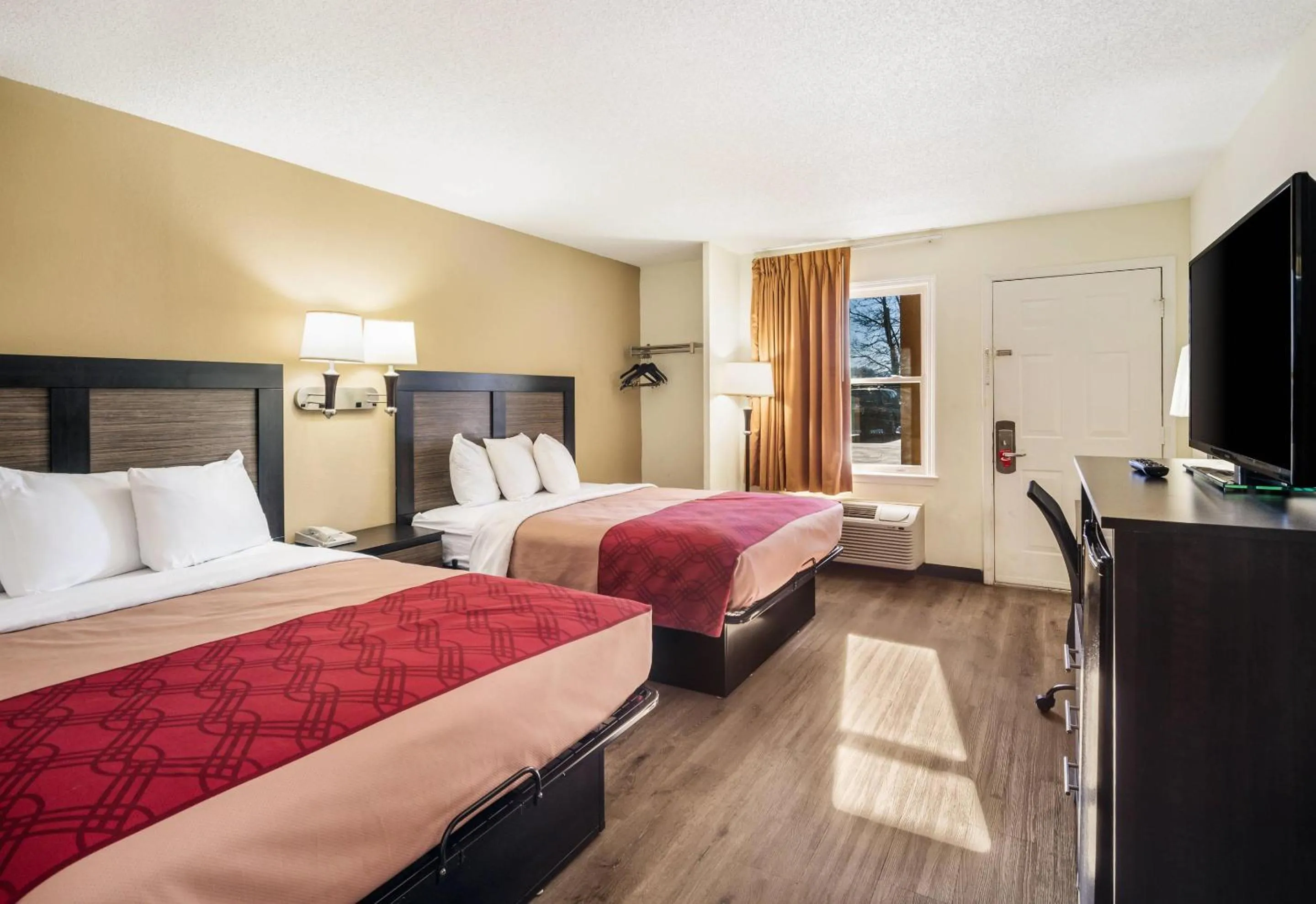 Bedroom, Bed in Econo Lodge Glade Springs I-81