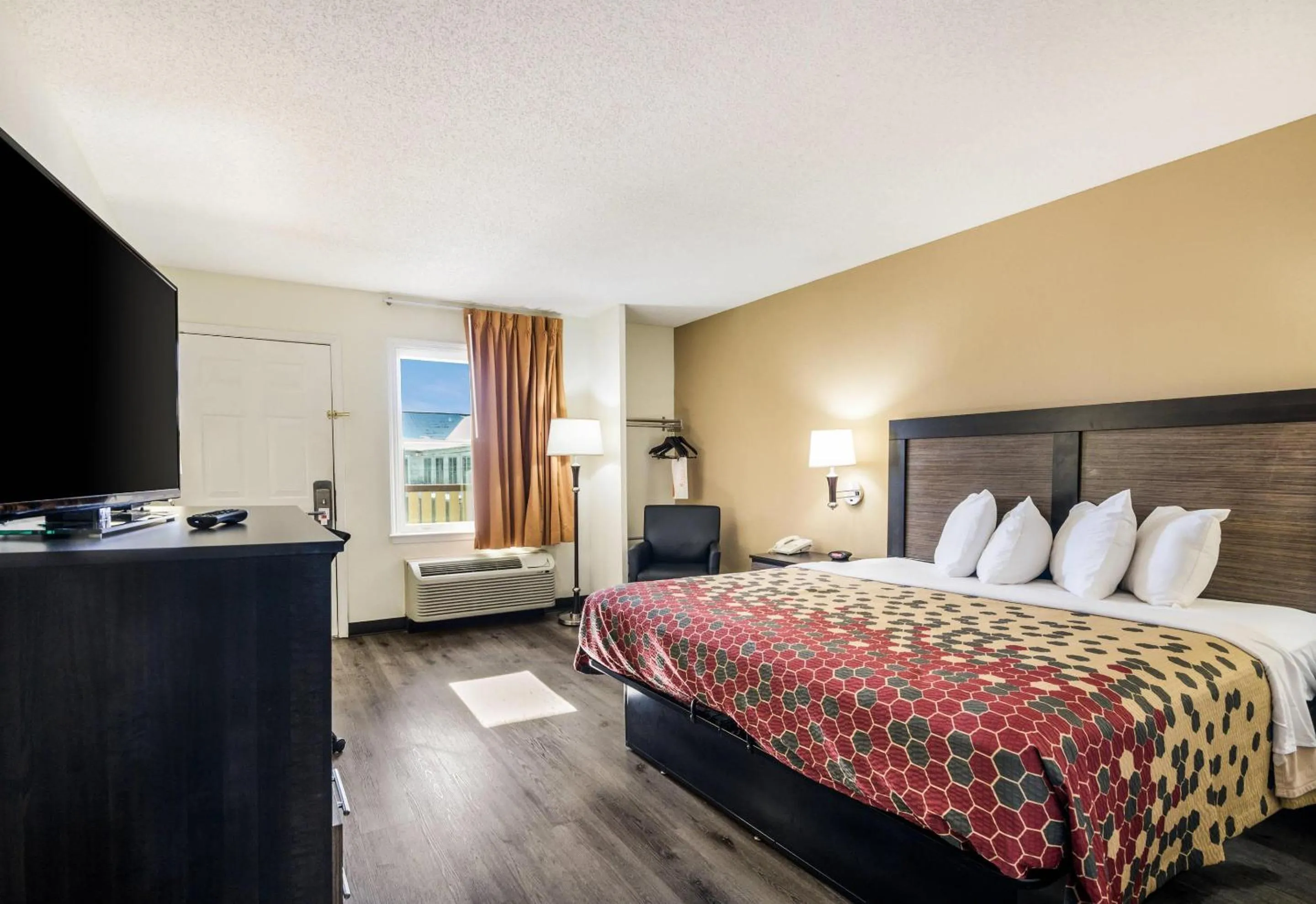 Bedroom, Bed in Econo Lodge Glade Springs I-81