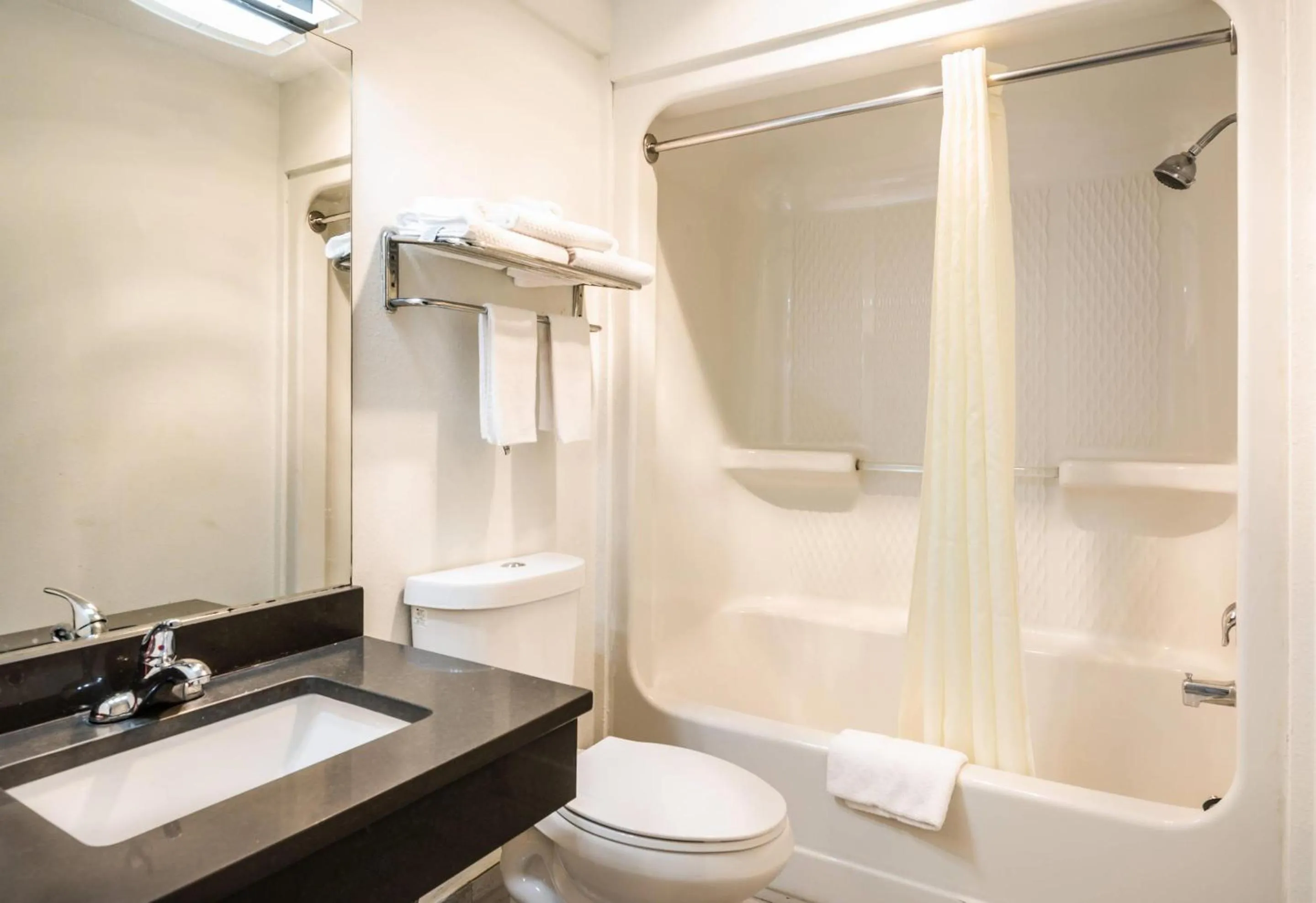 Bedroom in Econo Lodge Glade Springs I-81