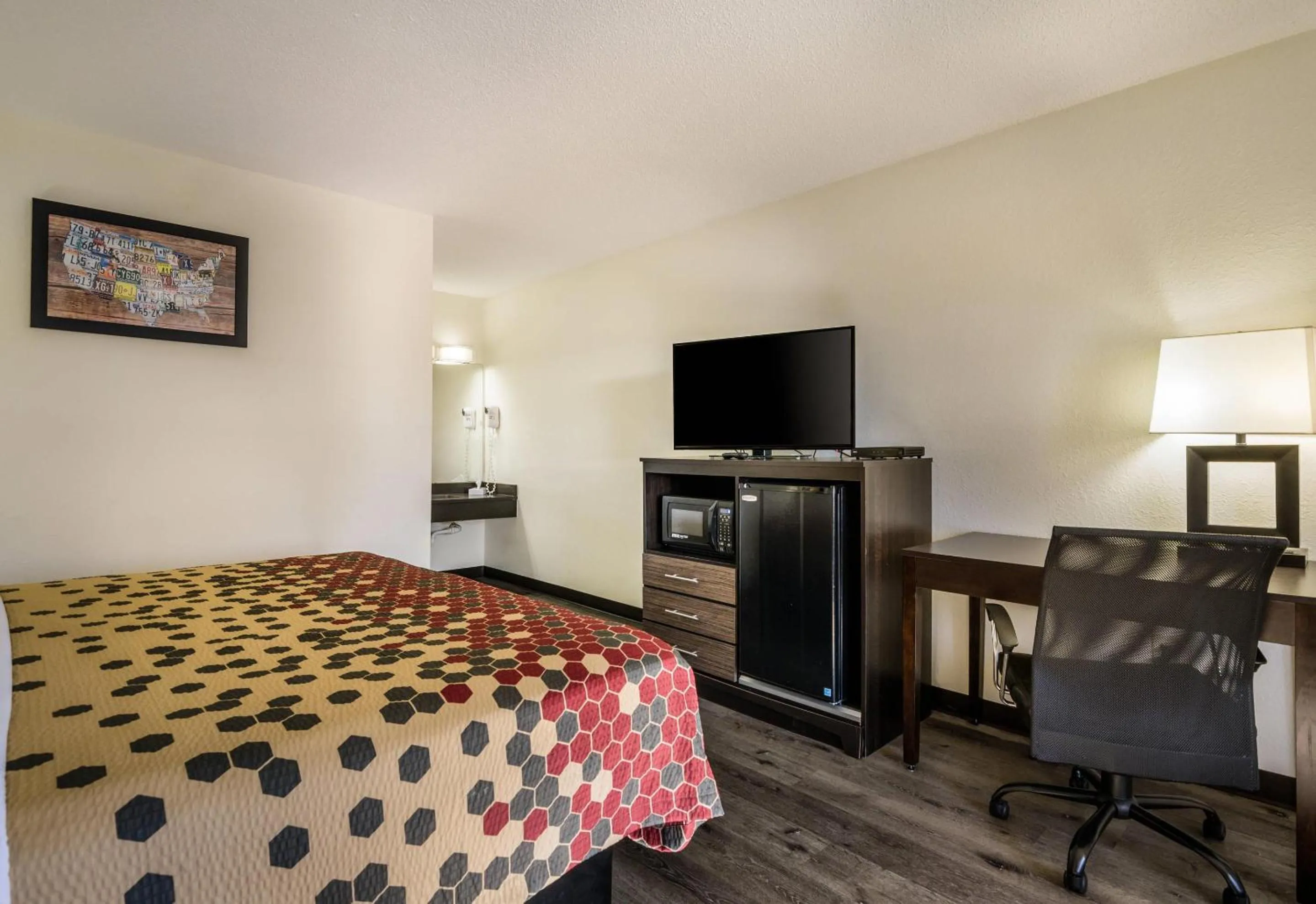 Bedroom, Bed in Econo Lodge Glade Springs I-81