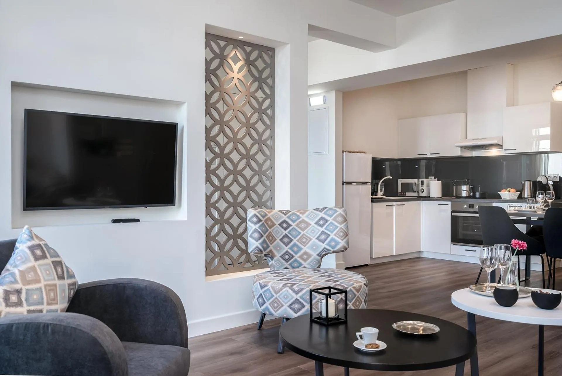 TV and multimedia in Urban Nest - Suites & Apartments