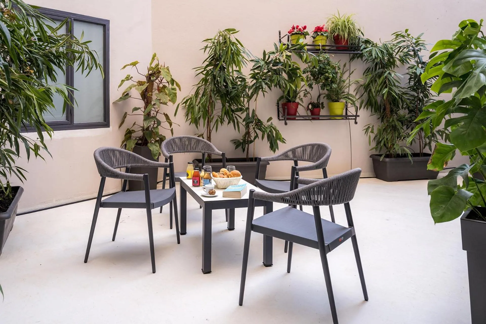 Patio in Urban Nest - Suites & Apartments