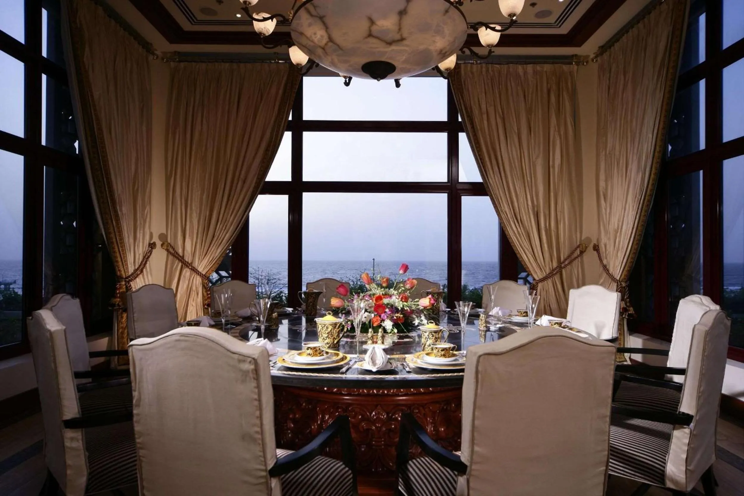 Restaurant/places to eat in Waldorf Astoria Jeddah - Qasr Al Sharq