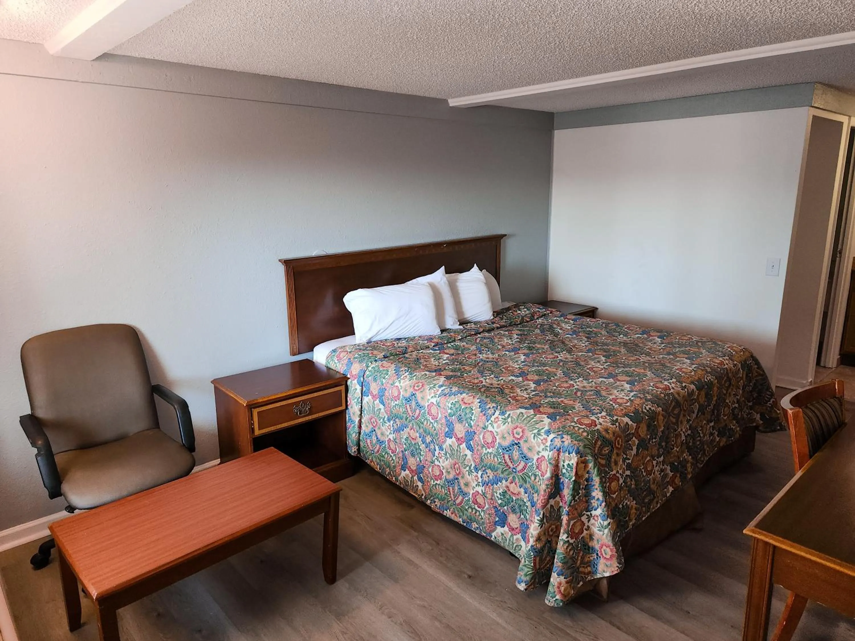 Bed in Rodeway Inn Auburn Hills - Detroit