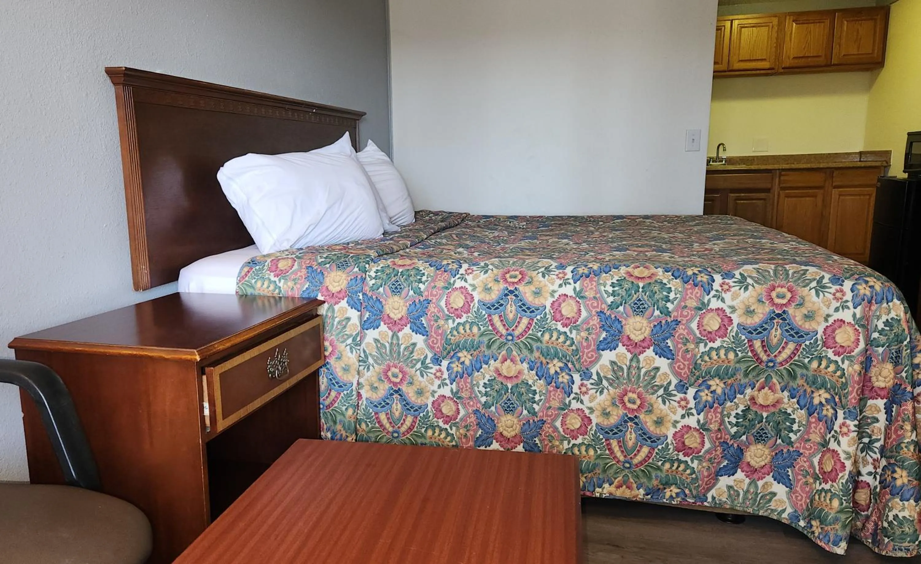 Bed in Rodeway Inn Auburn Hills - Detroit