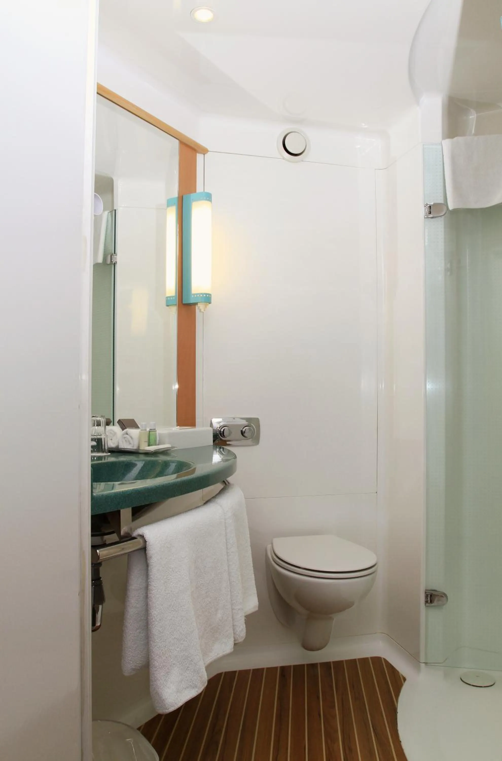 Bathroom in ibis Auckland Ellerslie