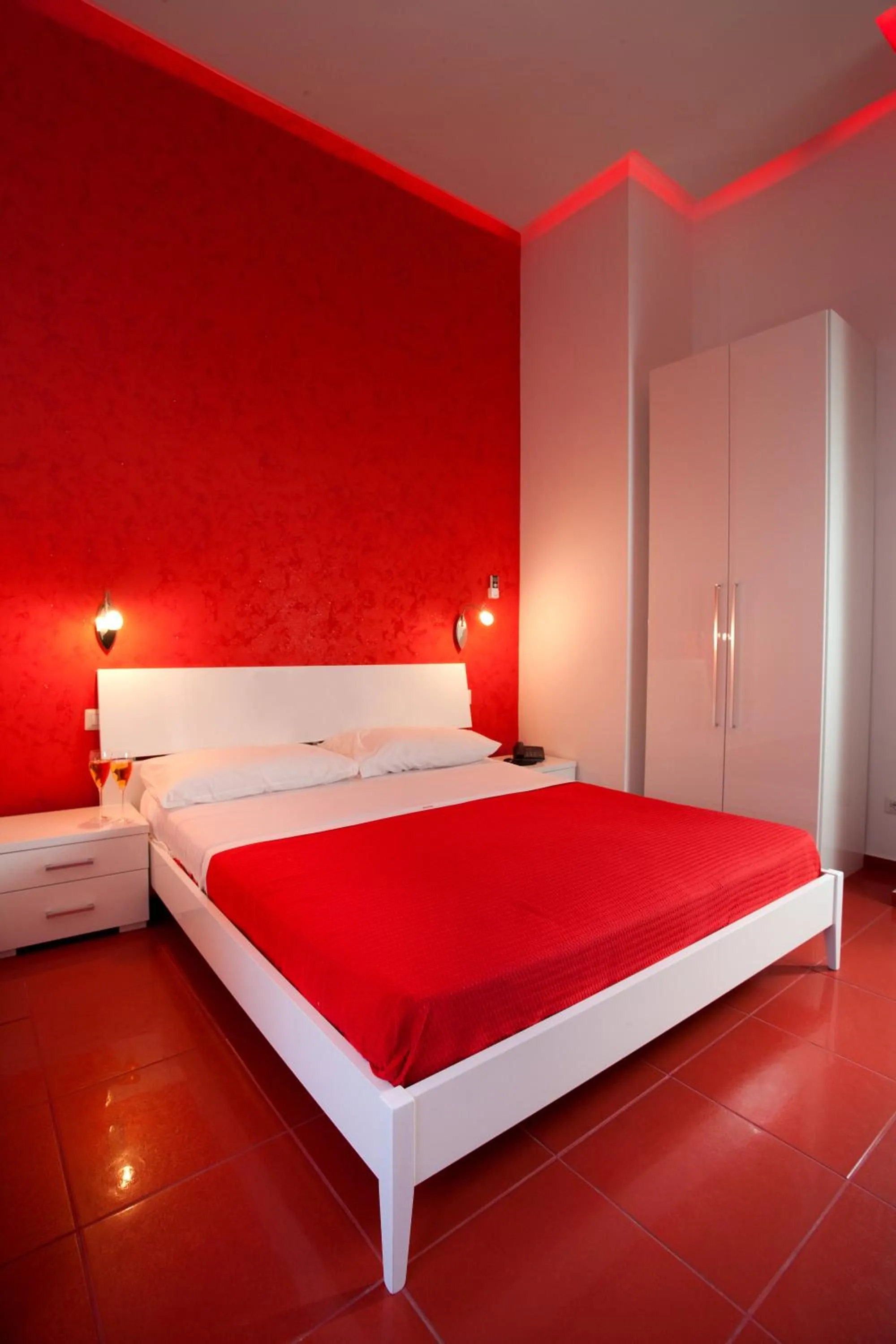 Photo of the whole room, Bed in MergellinaResort