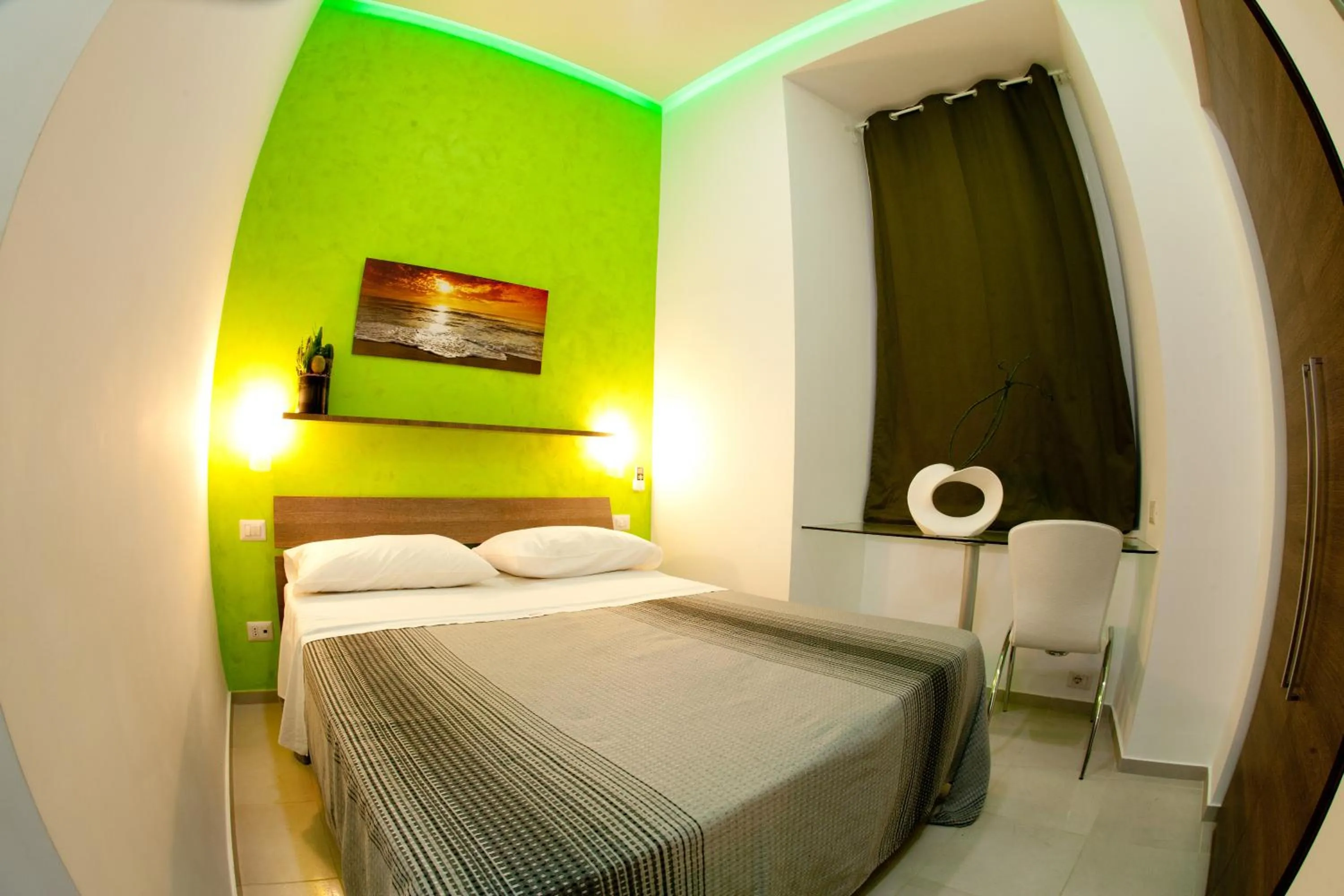 Photo of the whole room, Bed in MergellinaResort