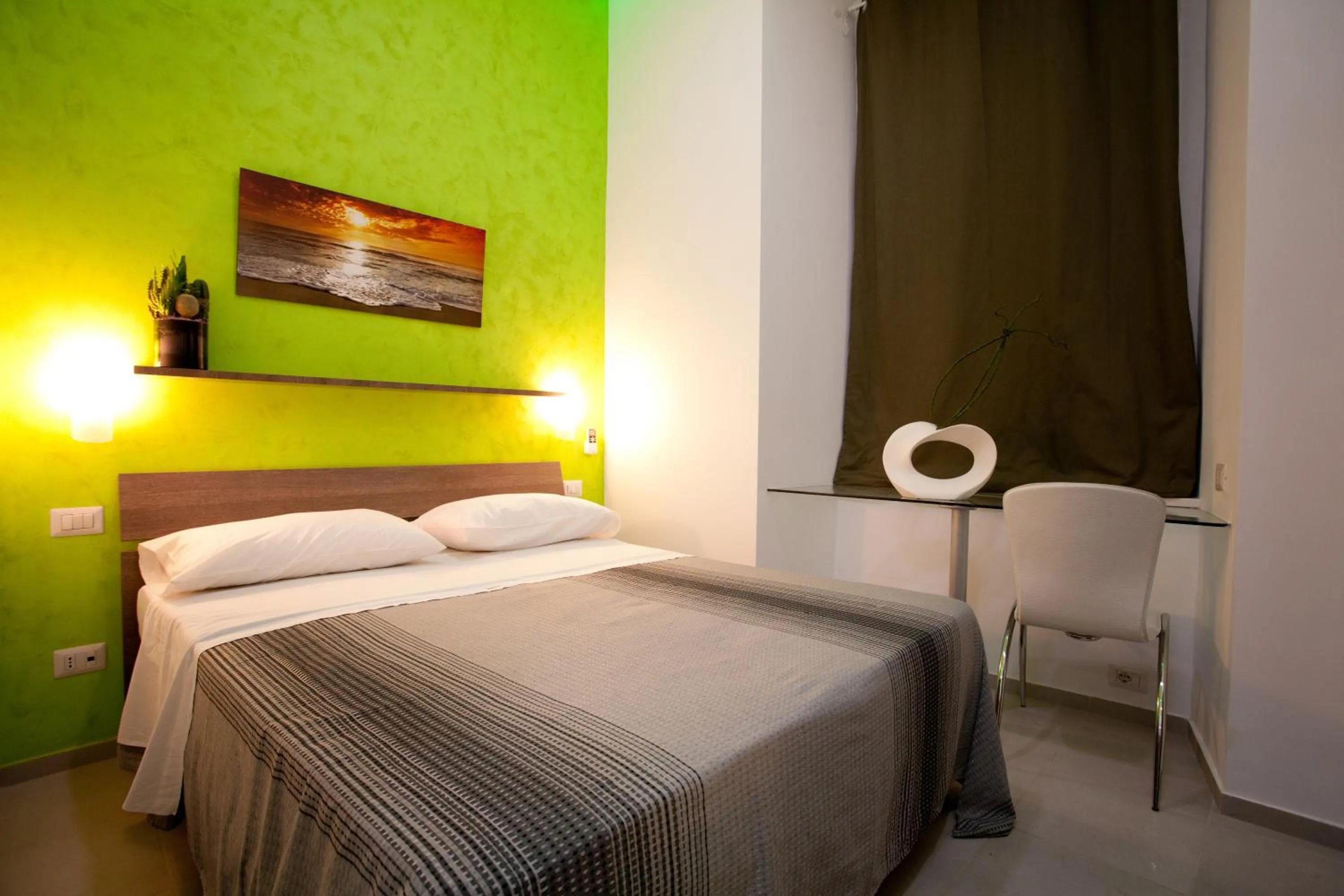 Photo of the whole room, Bed in MergellinaResort