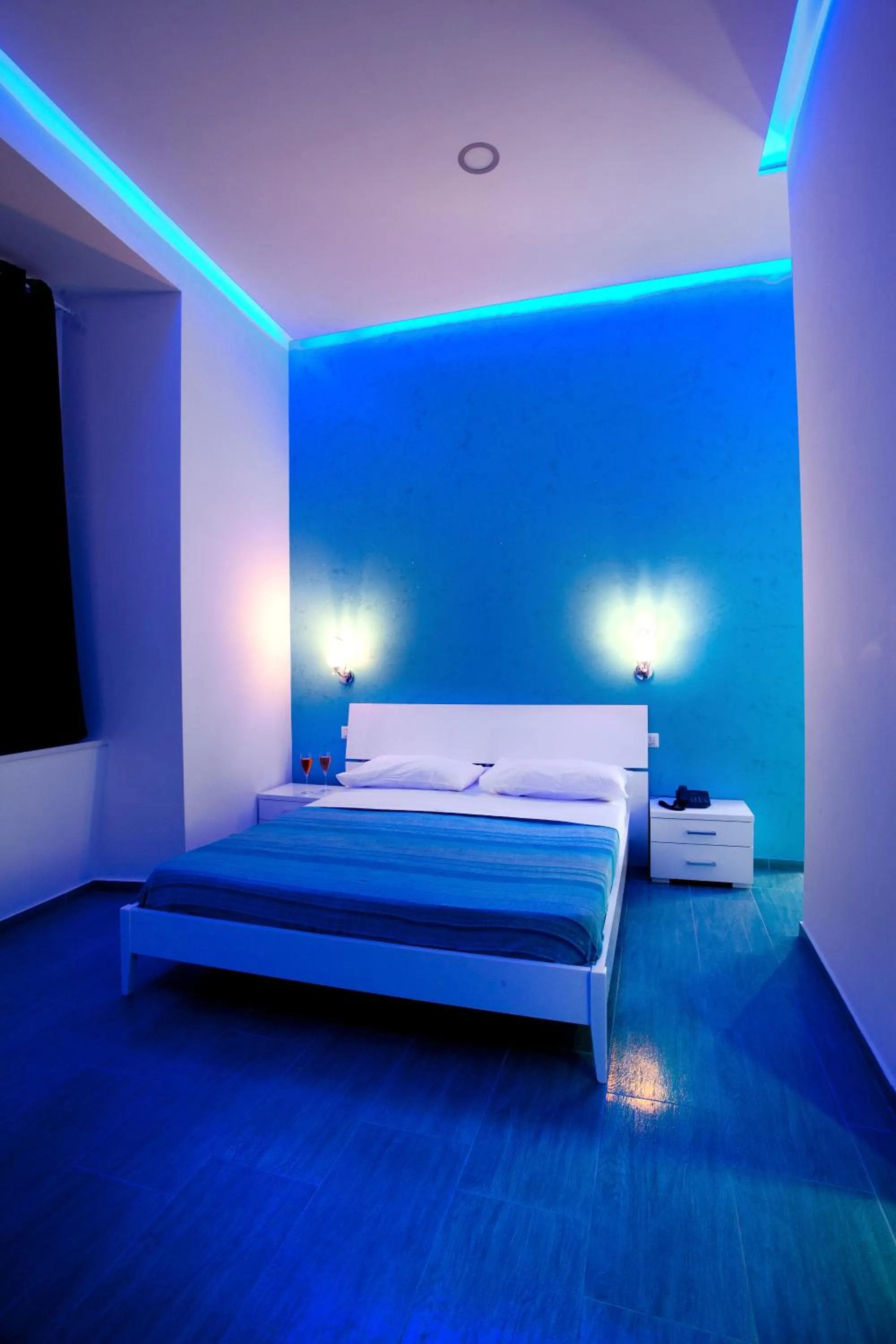 Photo of the whole room, Bed in MergellinaResort