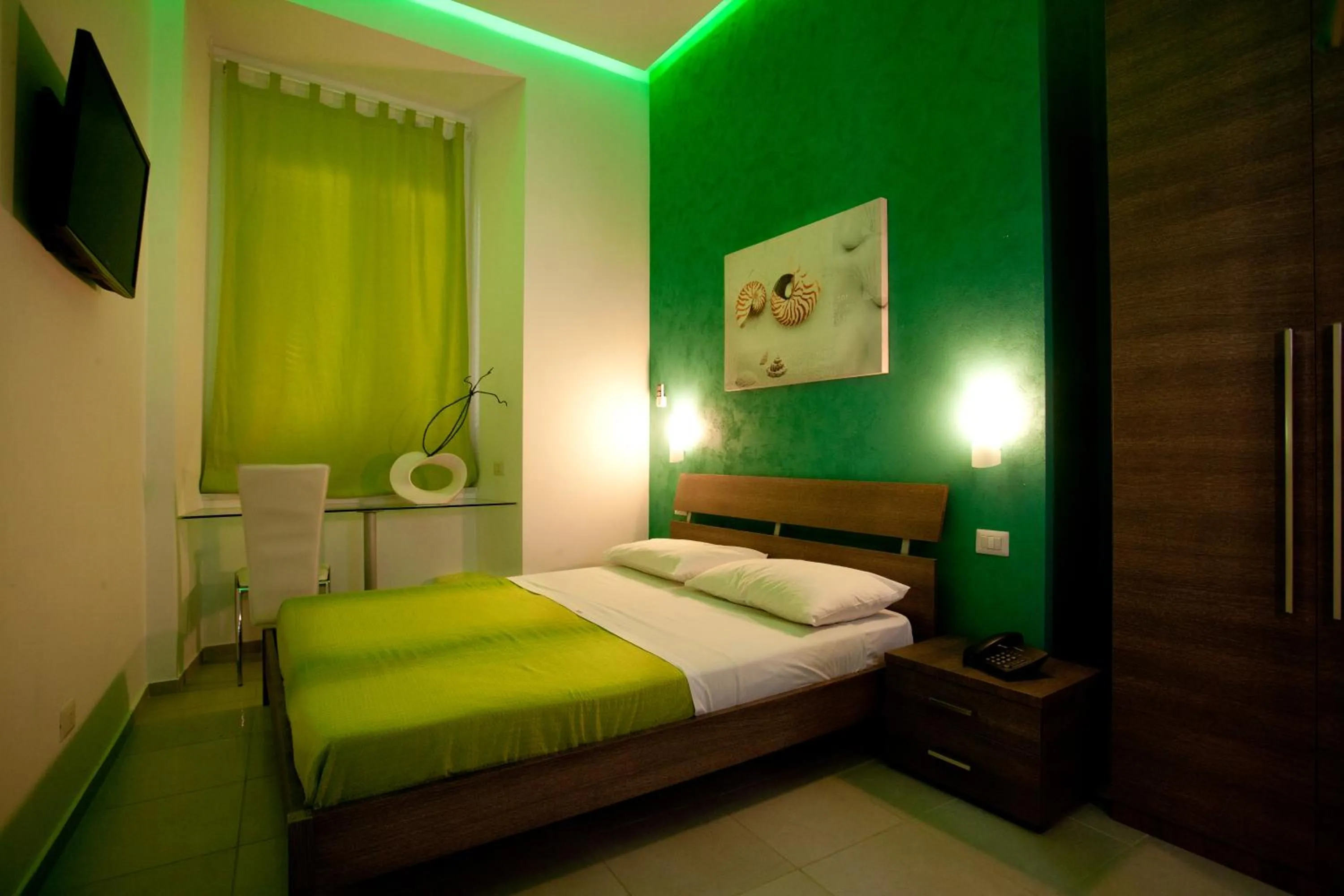 Photo of the whole room, Bed in MergellinaResort