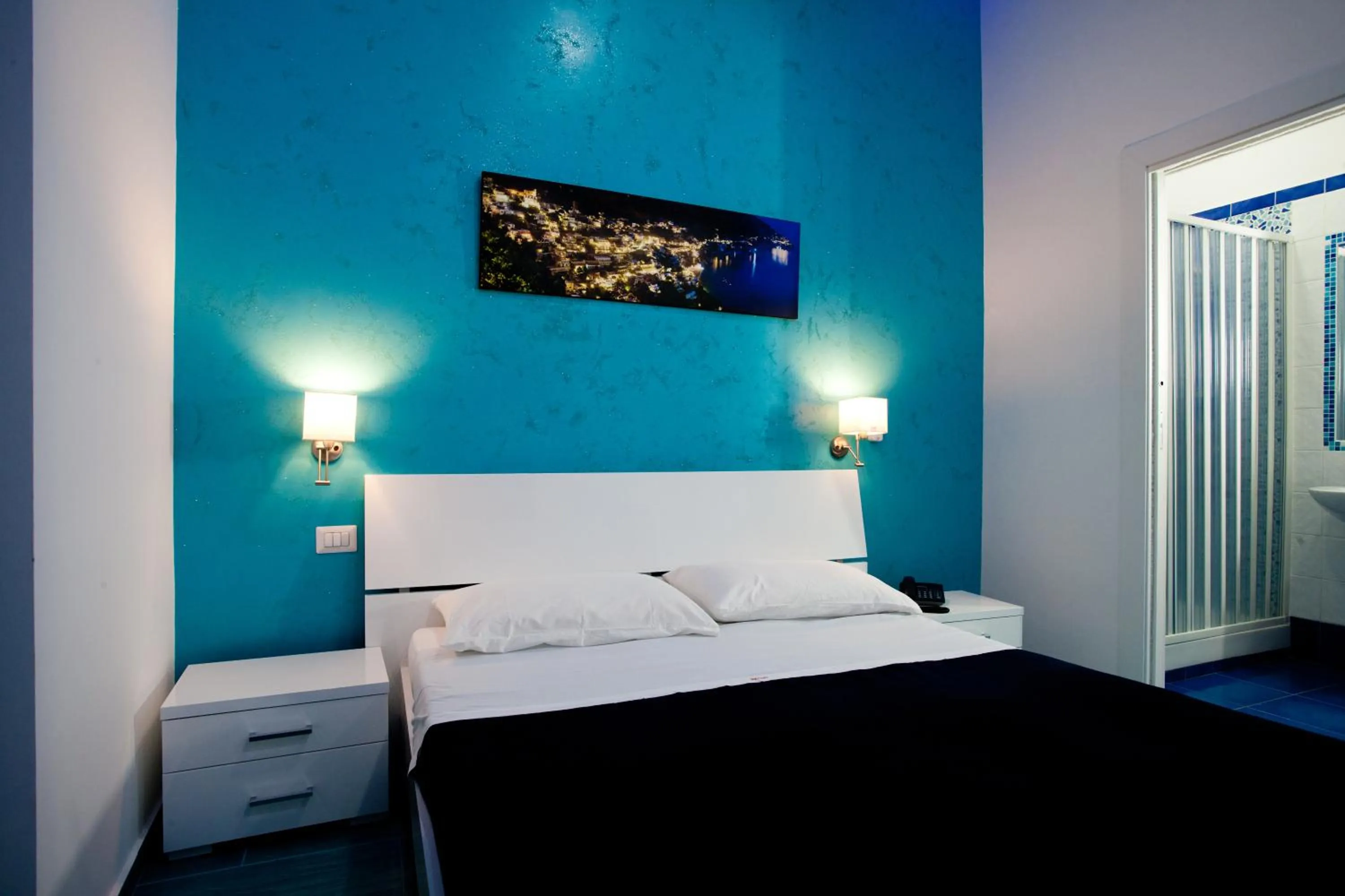 Photo of the whole room, Bed in MergellinaResort