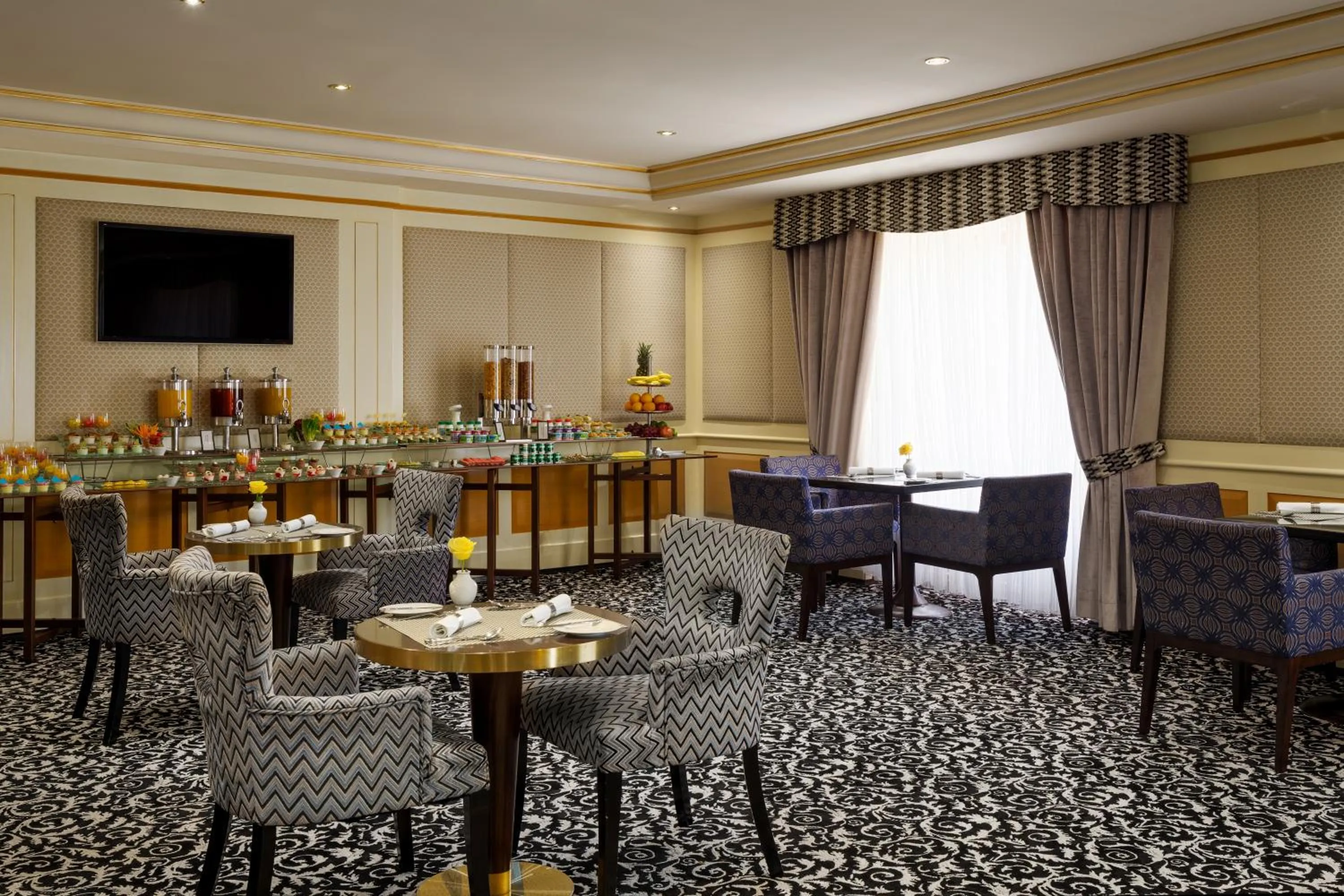 Communal lounge/ TV room in Makkah Hotel