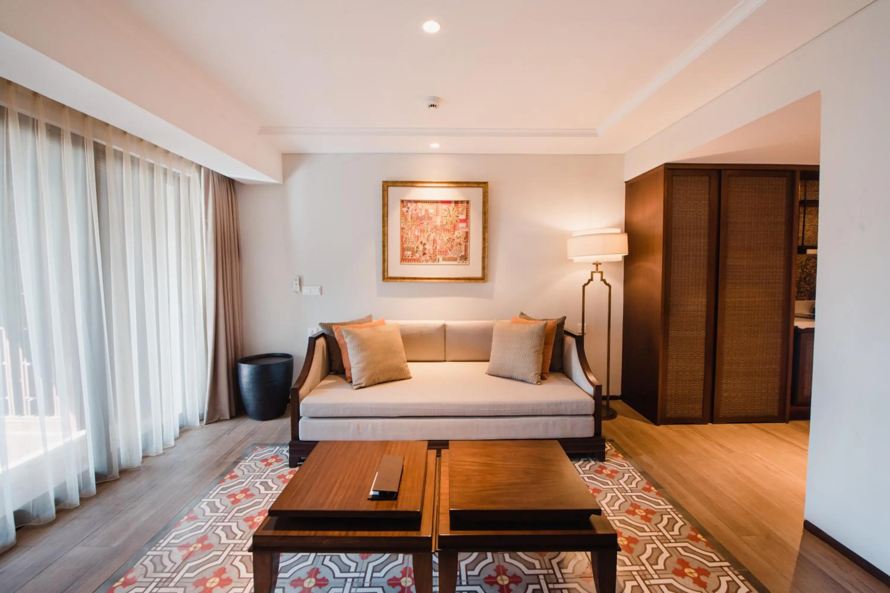Living room, Bed in Ramayana Suites and Resort