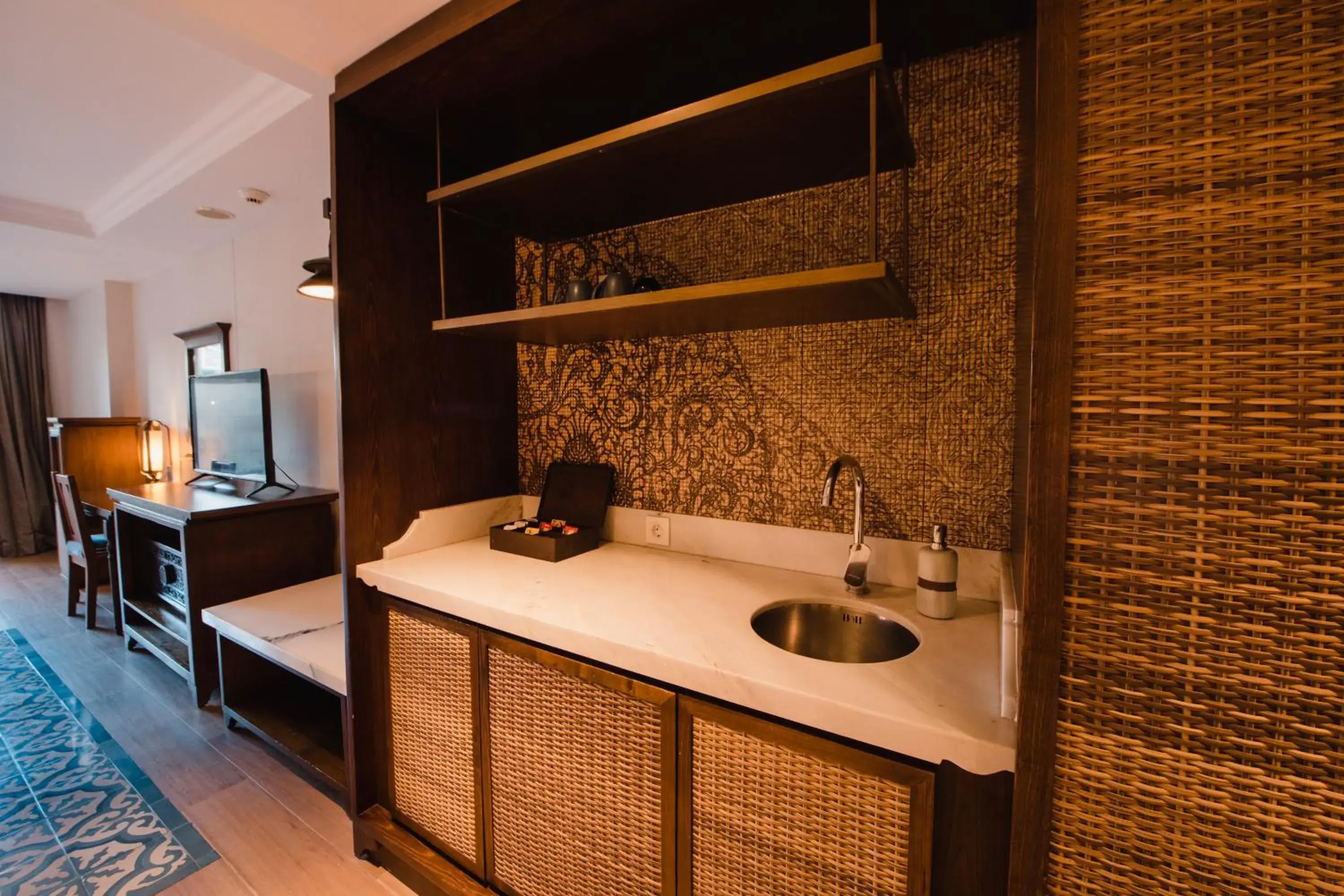 oven, Kitchen/Kitchenette in Ramayana Suites and Resort