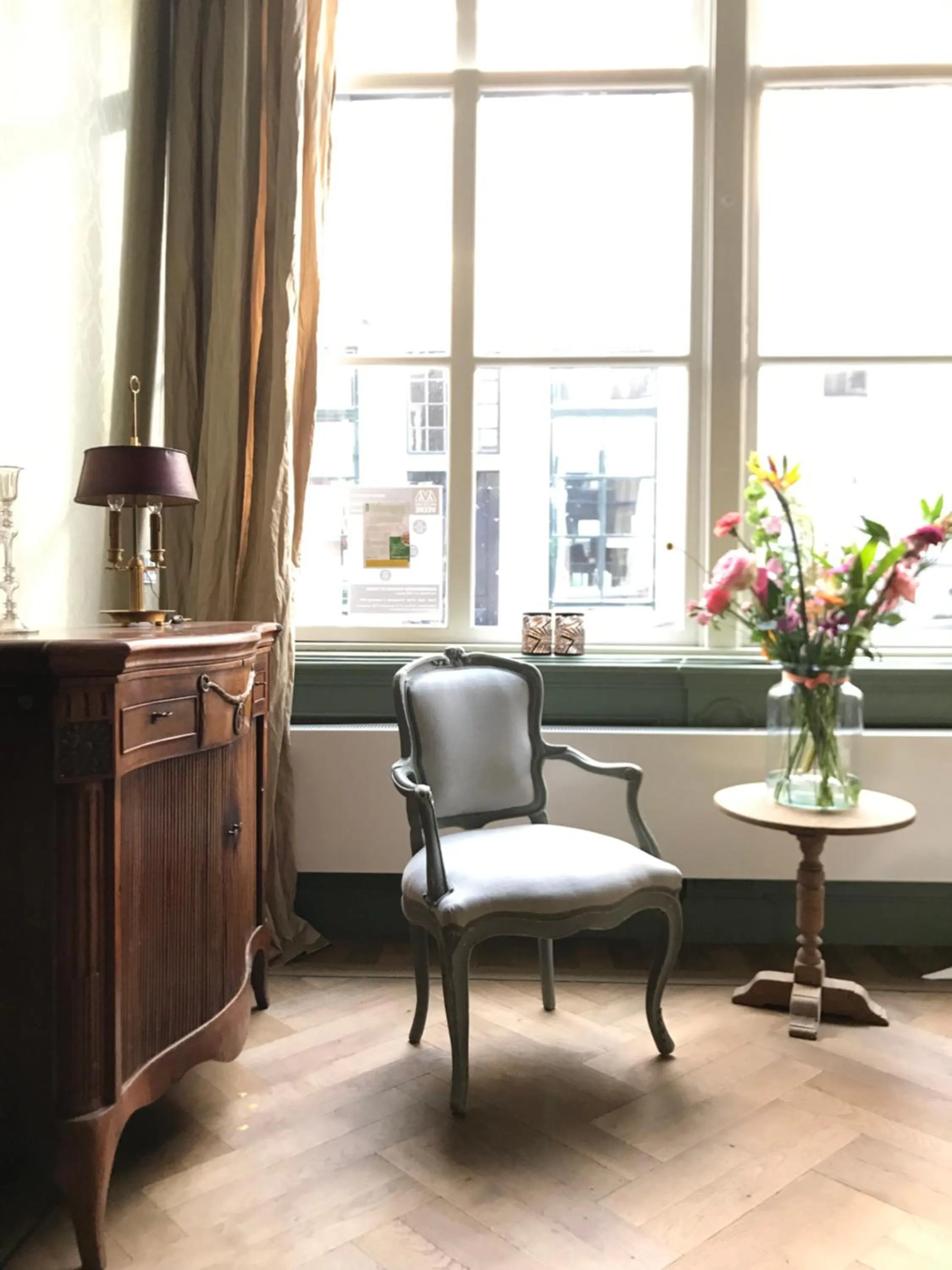 Seating area in De Carper