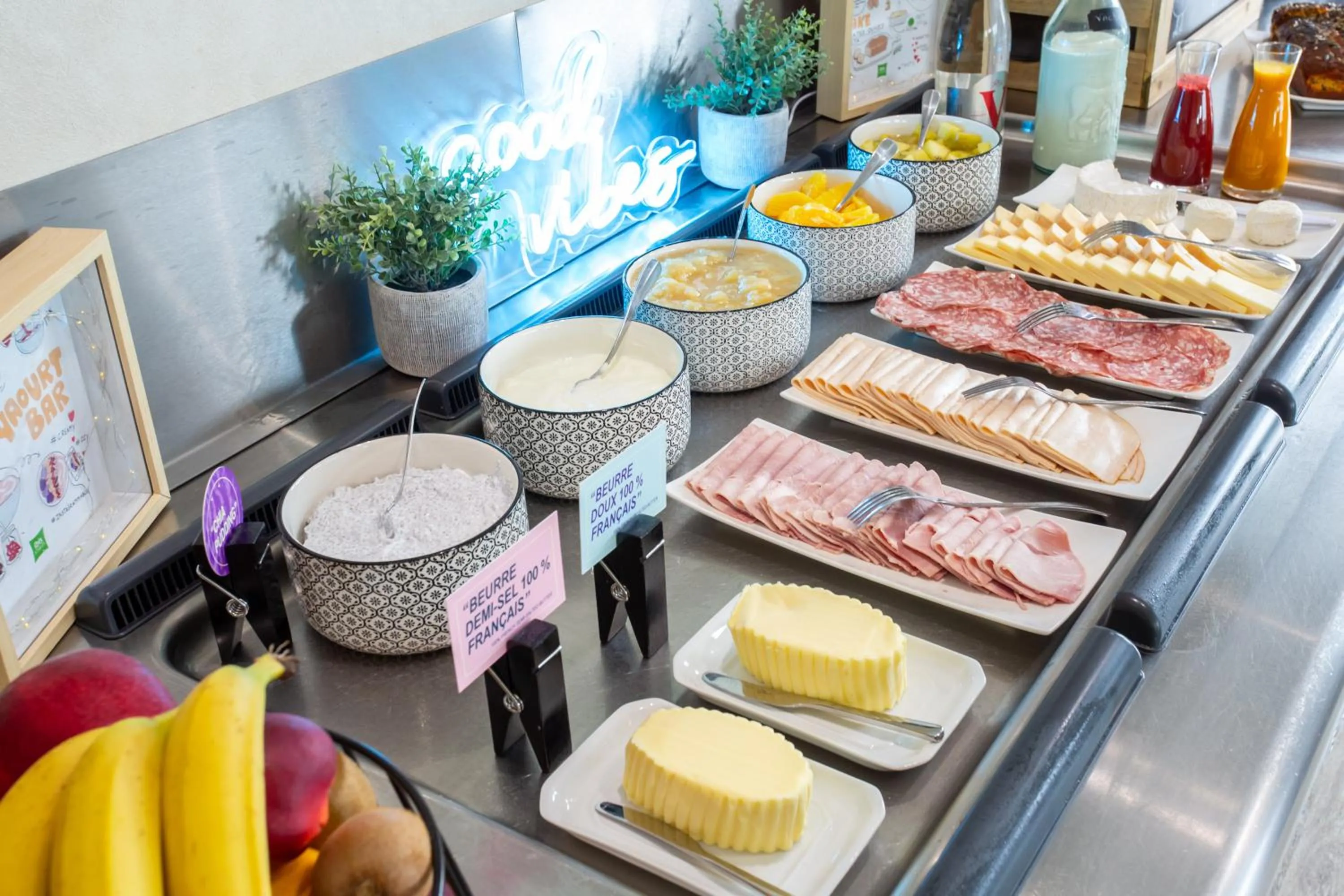 Buffet breakfast in Hôtel Ibis Styles Bourges - Piscine extérieure chauffée - Restaurants à proximité