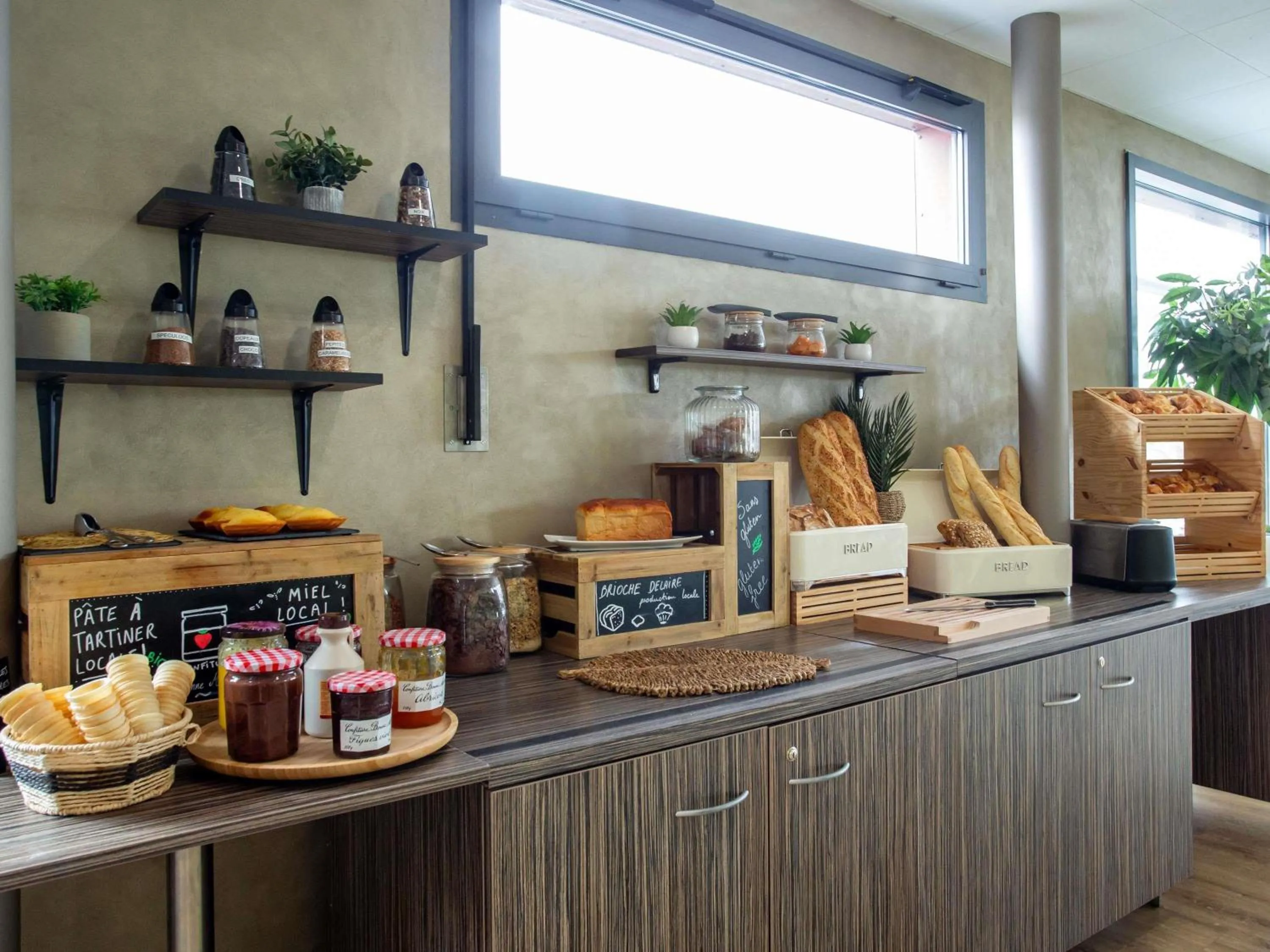 Breakfast in Hôtel Ibis Styles Bourges - Piscine extérieure chauffée - Restaurants à proximité