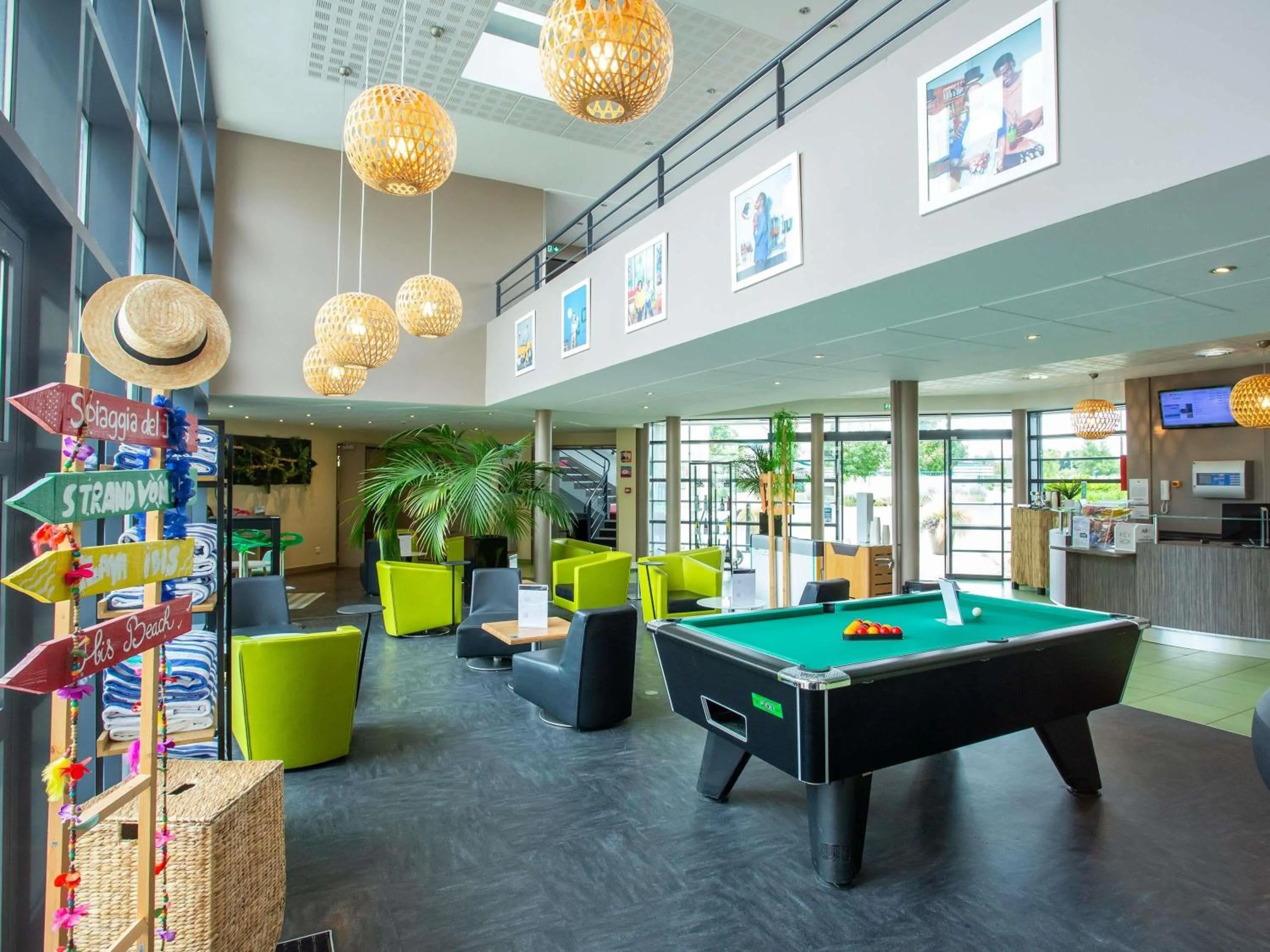 Lounge or bar in Hôtel Ibis Styles Bourges