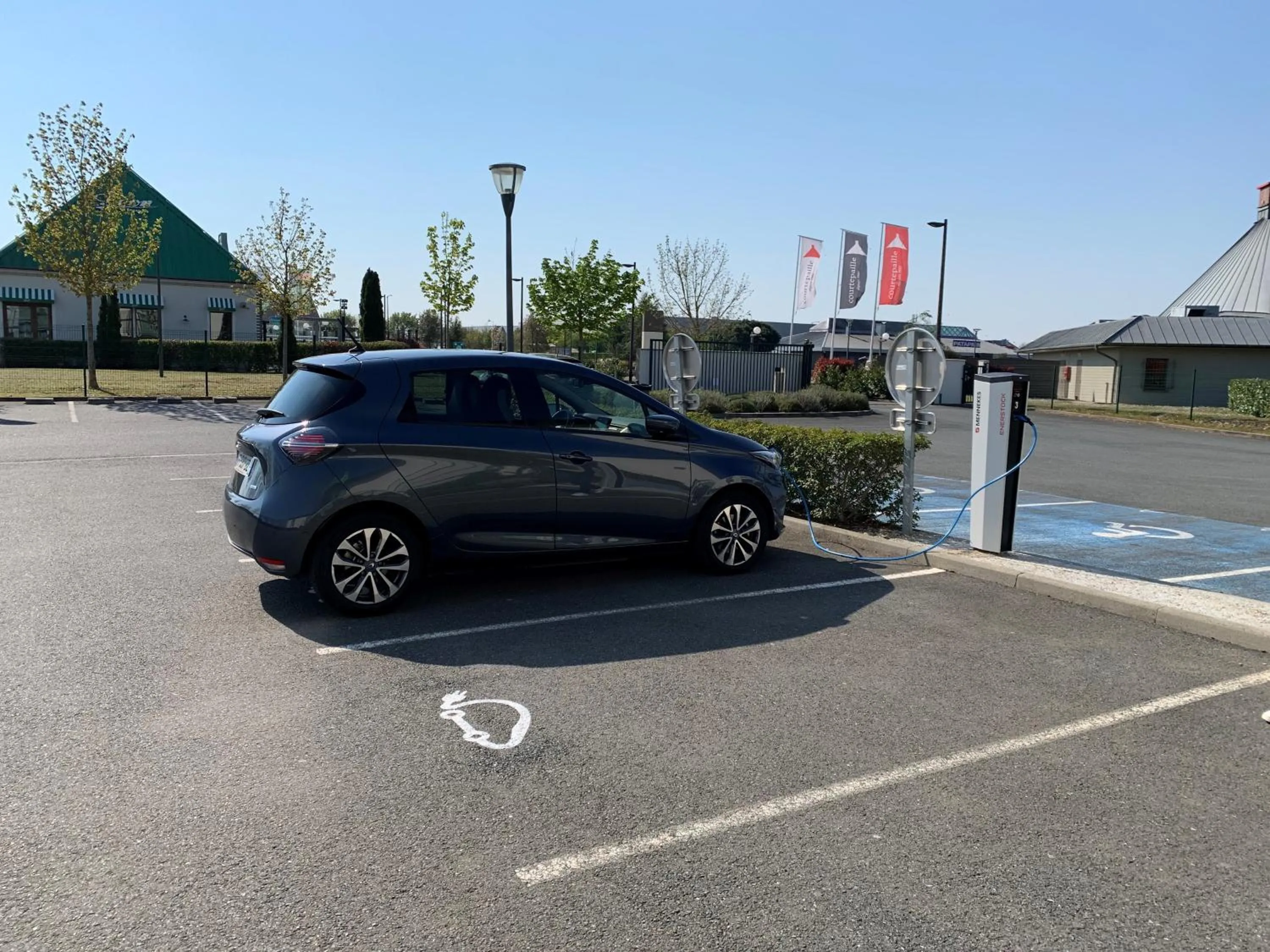 Parking in Hôtel Ibis Styles Bourges - Piscine extérieure chauffée - Restaurants à proximité