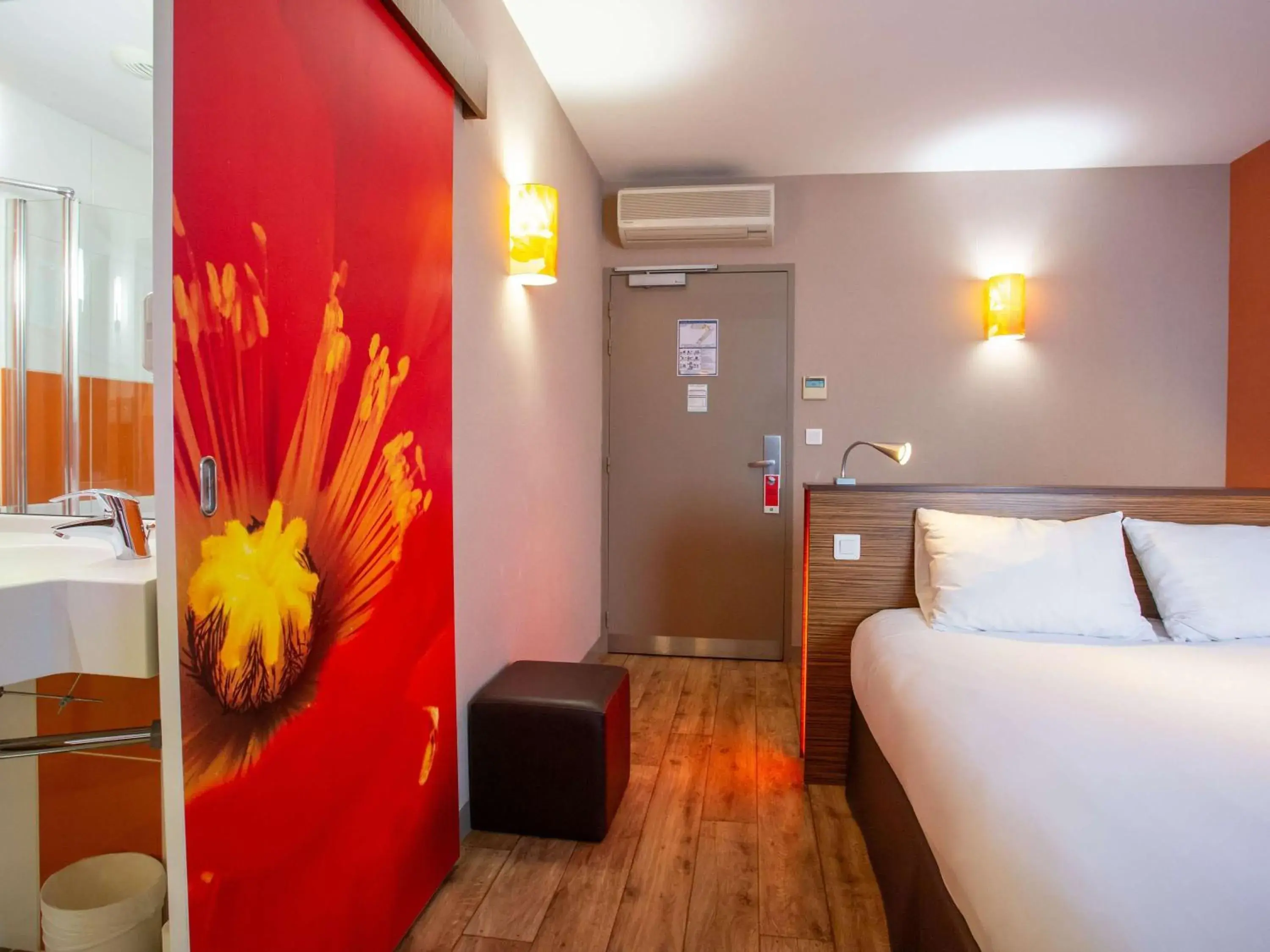 Bedroom, Bed in Hôtel Ibis Styles Bourges - Piscine extérieure chauffée - Restaurants à proximité Bedroom, Bed in Hôtel Ibis Styles Bourges - Piscine extérieure chauffée - Restaurants à proximité