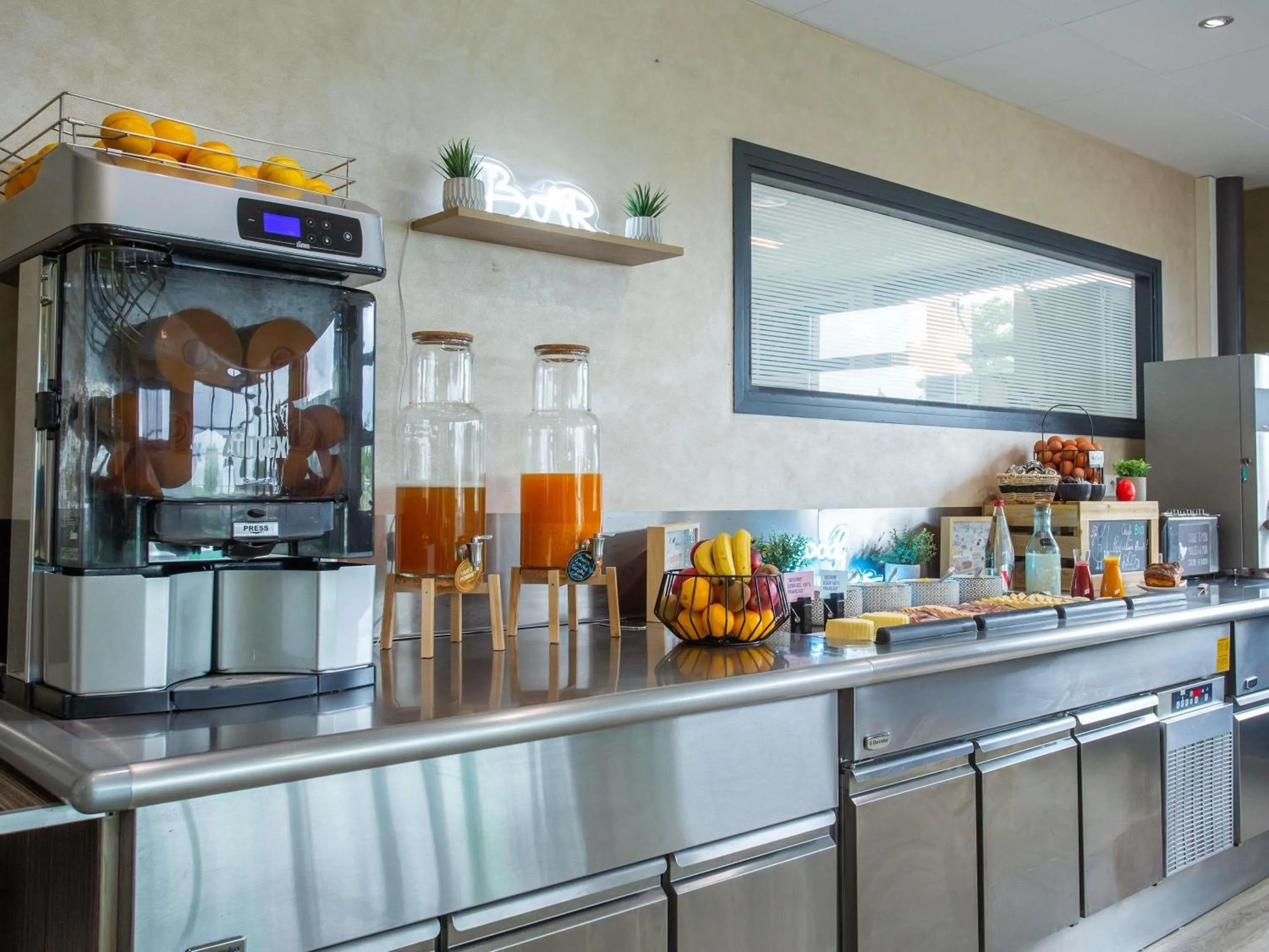 Breakfast in Hôtel Ibis Styles Bourges - Piscine extérieure chauffée - Restaurants à proximité