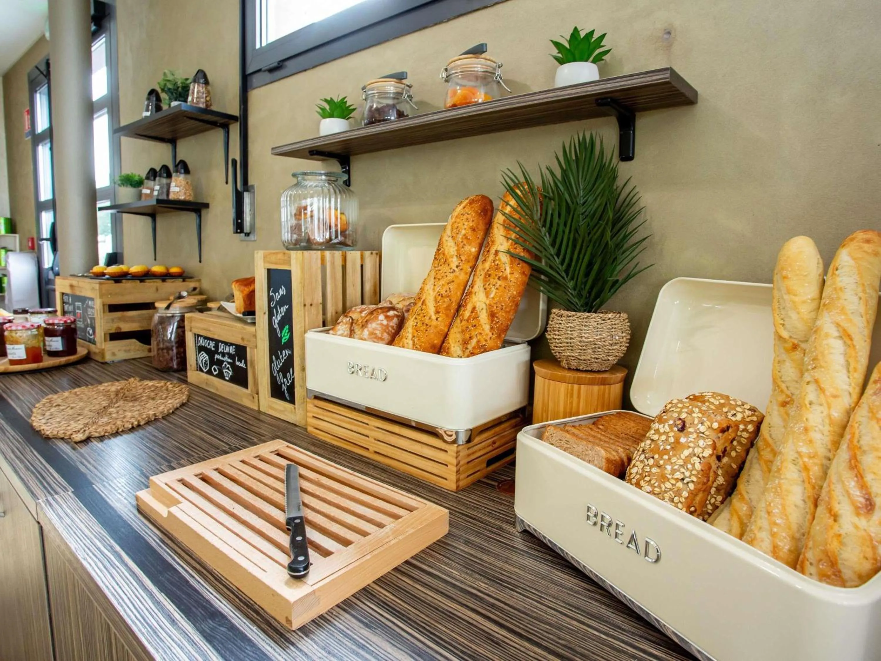 Breakfast in Hôtel Ibis Styles Bourges - Piscine extérieure chauffée - Restaurants à proximité