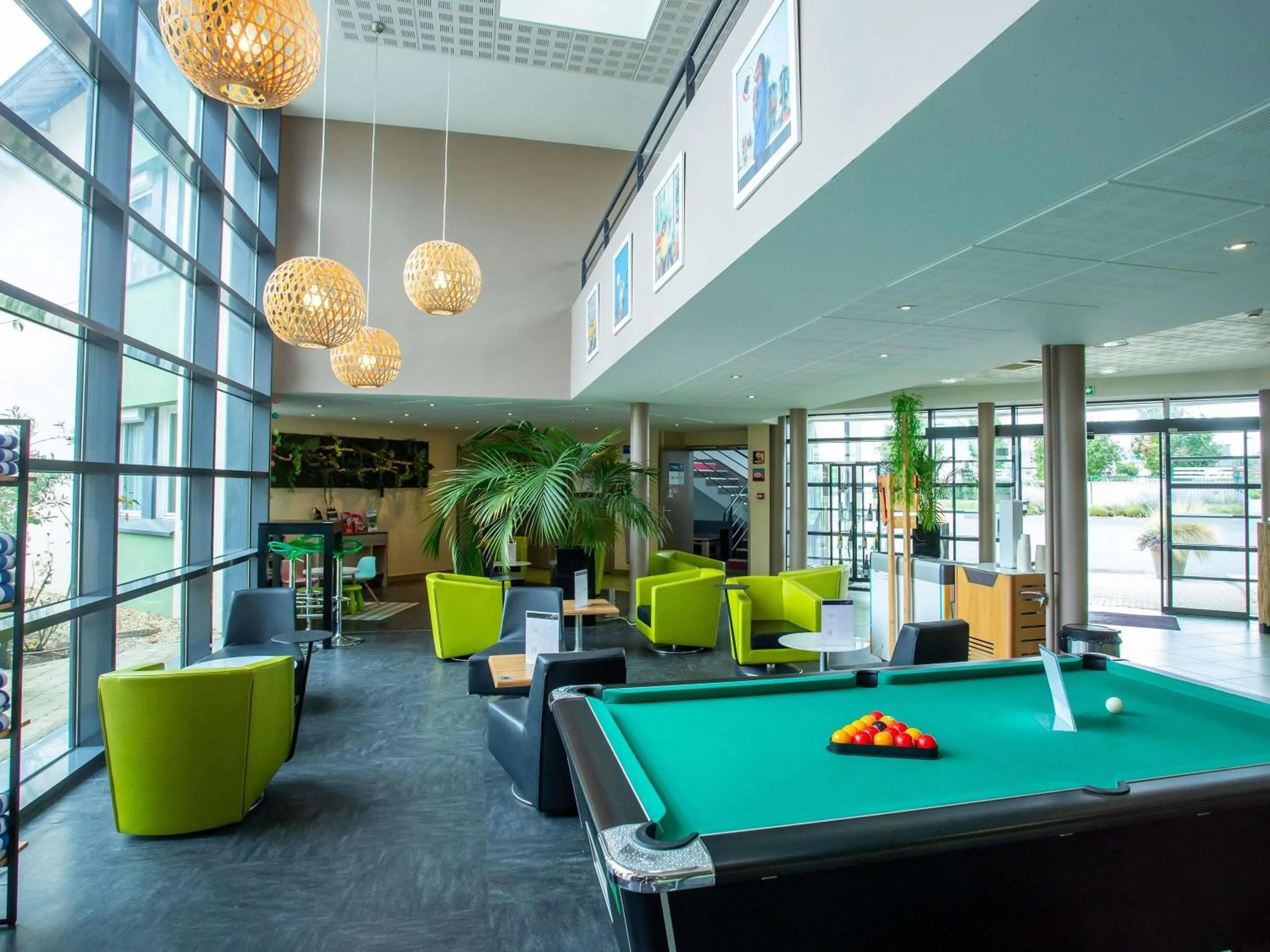 Lounge or bar in Hôtel Ibis Styles Bourges - Piscine extérieure chauffée - Restaurants à proximité