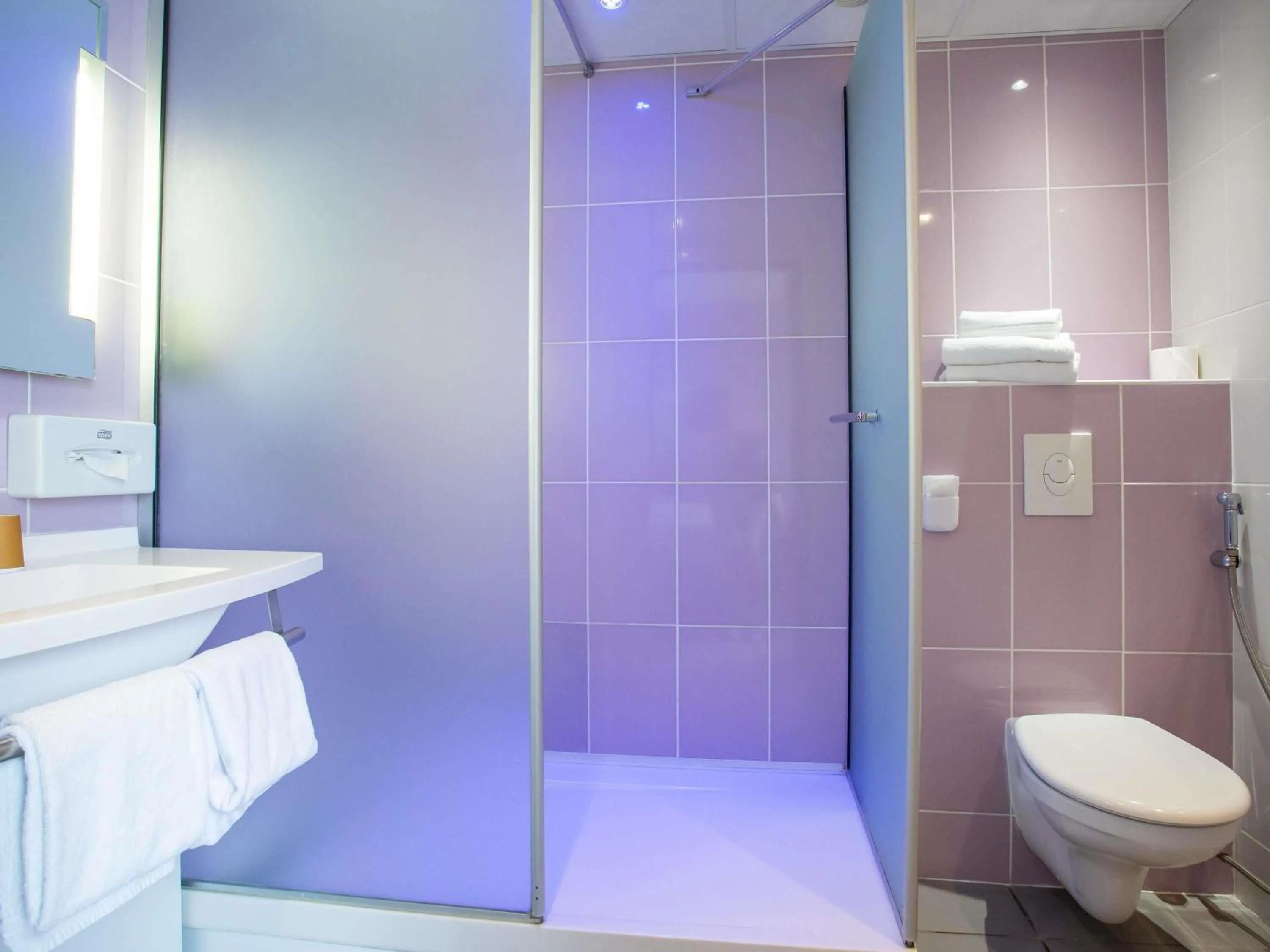 Bedroom in Hôtel Ibis Styles Bourges - Piscine extérieure chauffée - Restaurants à proximité