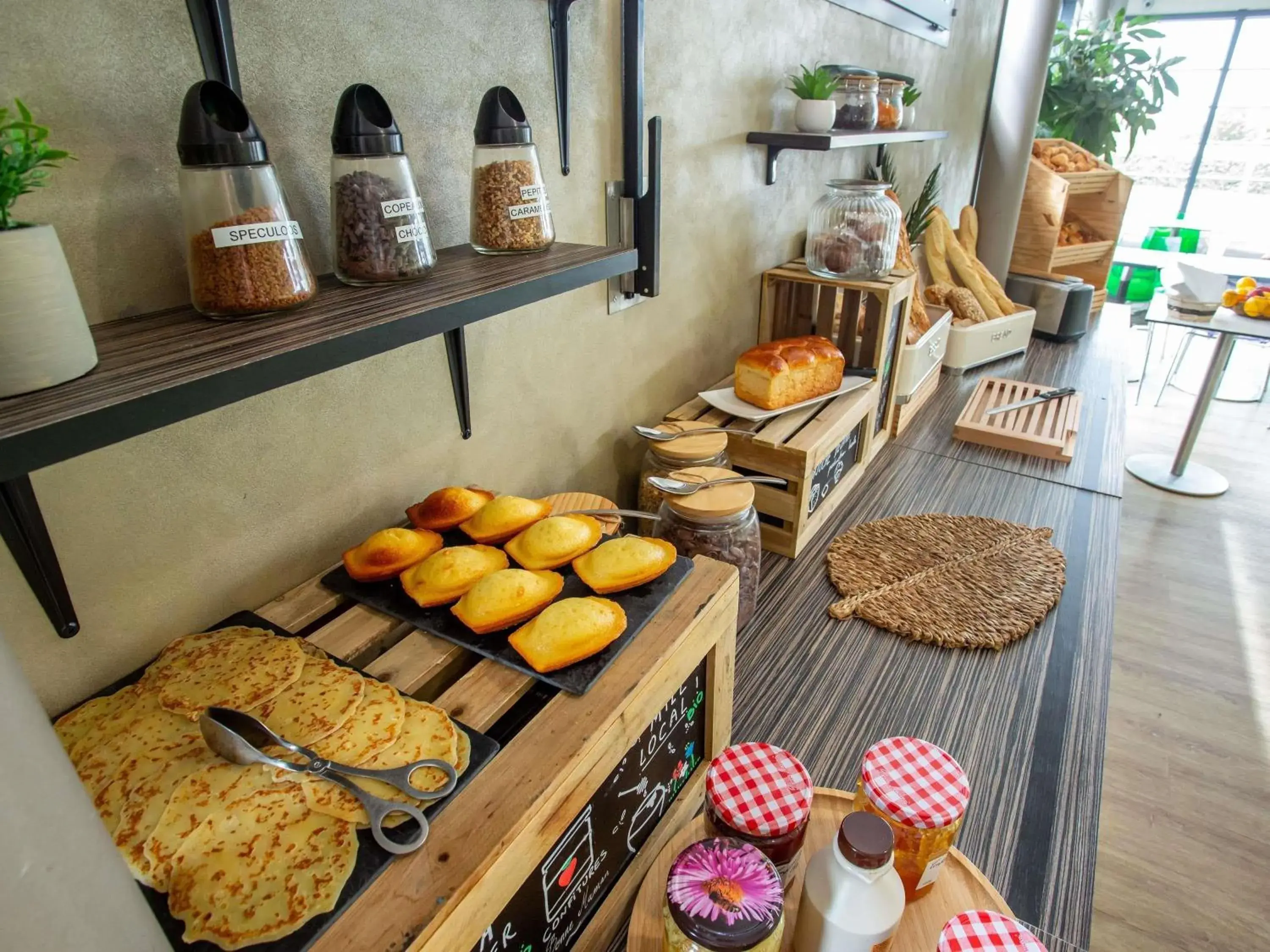 Property building in Hôtel Ibis Styles Bourges - Piscine extérieure chauffée - Restaurants à proximité Property building in Hôtel Ibis Styles Bourges - Piscine extérieure chauffée - Restaurants à proximité