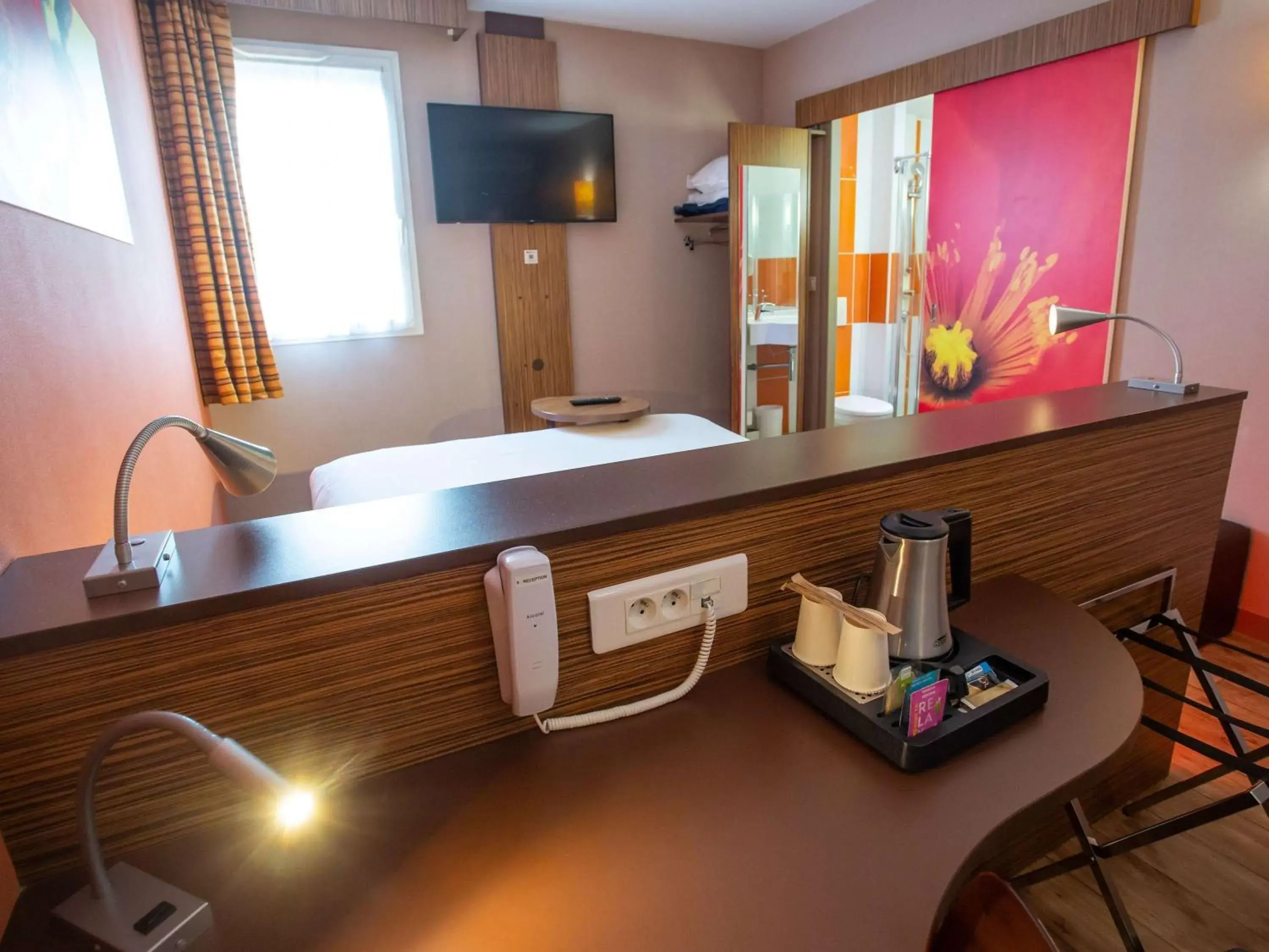 Bedroom in Hôtel Ibis Styles Bourges - Piscine extérieure chauffée - Restaurants à proximité Bedroom in Hôtel Ibis Styles Bourges - Piscine extérieure chauffée - Restaurants à proximité