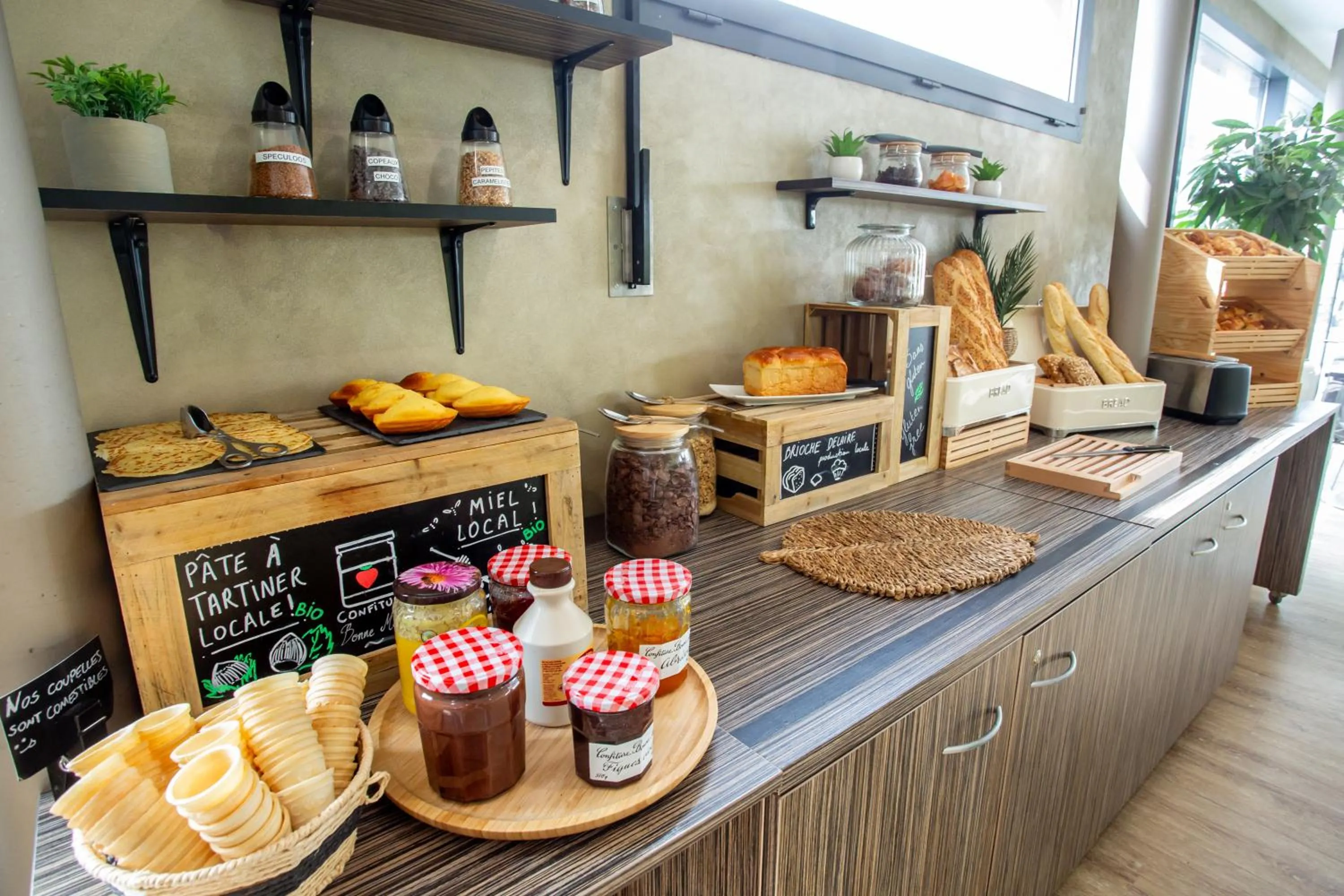 Breakfast in Hôtel Ibis Styles Bourges - Piscine extérieure chauffée - Restaurants à proximité
