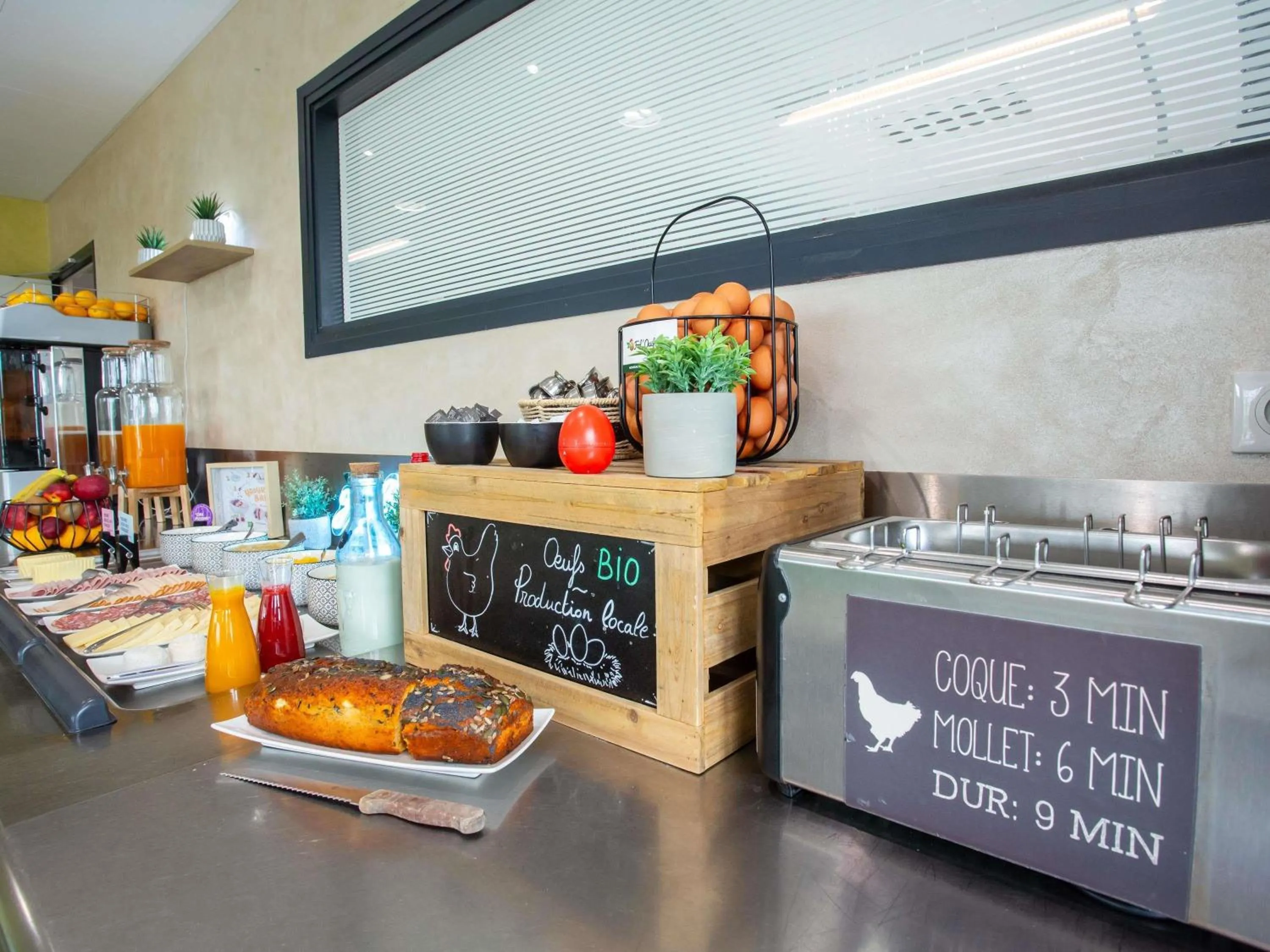 Breakfast in Hôtel Ibis Styles Bourges - Piscine extérieure chauffée - Restaurants à proximité