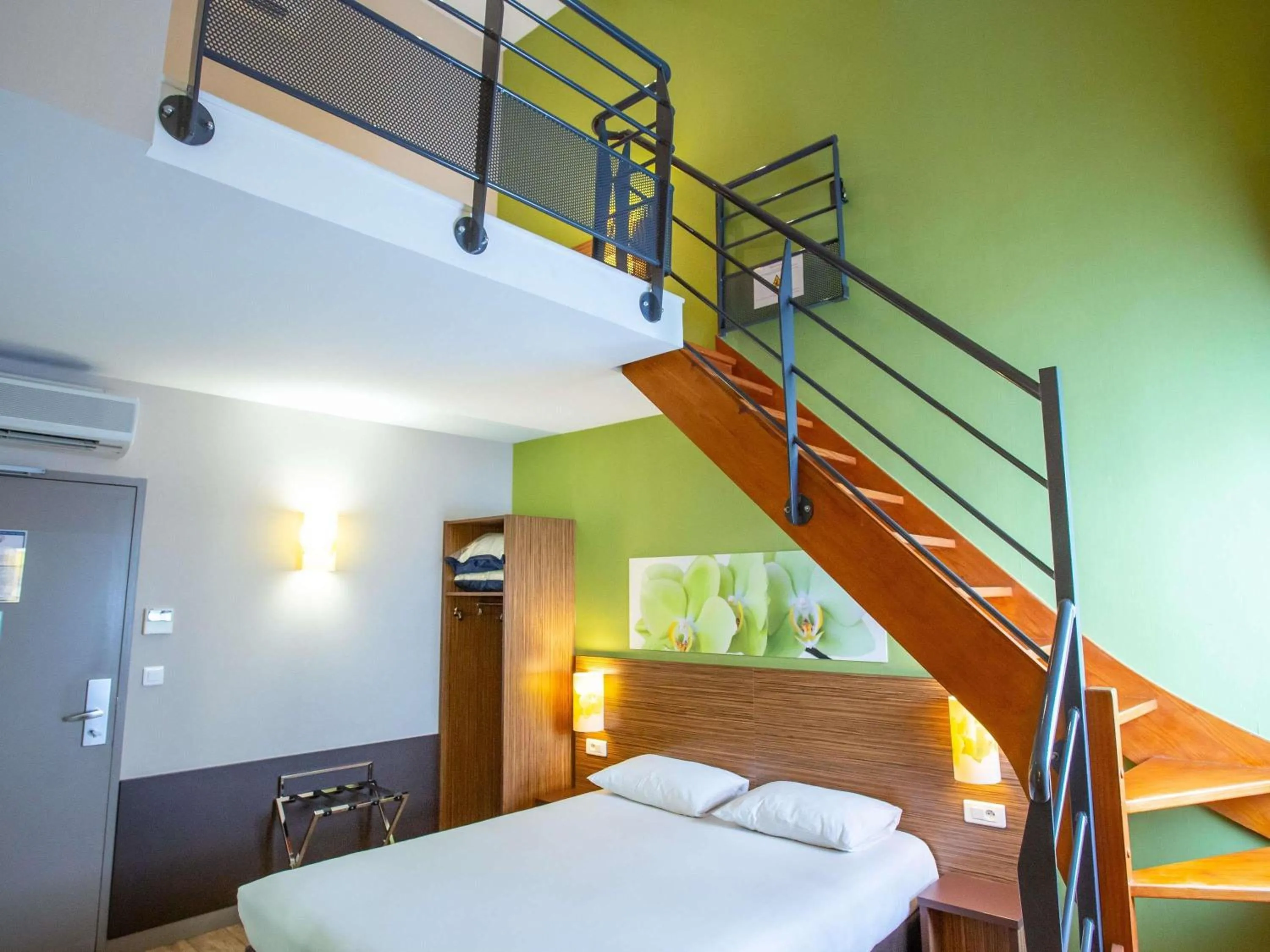 Bedroom, Bed in Hôtel Ibis Styles Bourges - Piscine extérieure chauffée - Restaurants à proximité