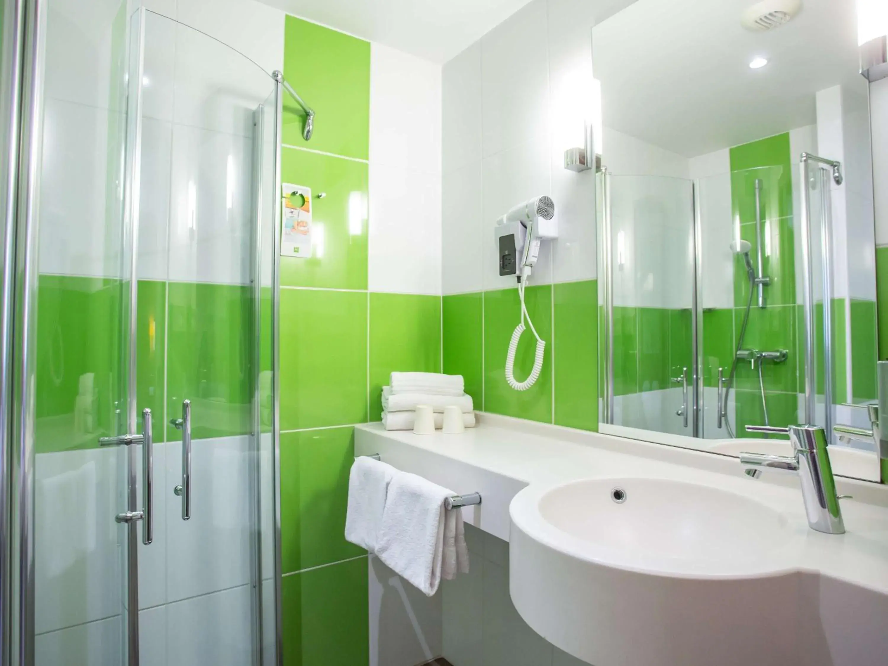 Bathroom in Hôtel Ibis Styles Bourges - Piscine extérieure chauffée - Restaurants à proximité Bathroom in Hôtel Ibis Styles Bourges - Piscine extérieure chauffée - Restaurants à proximité