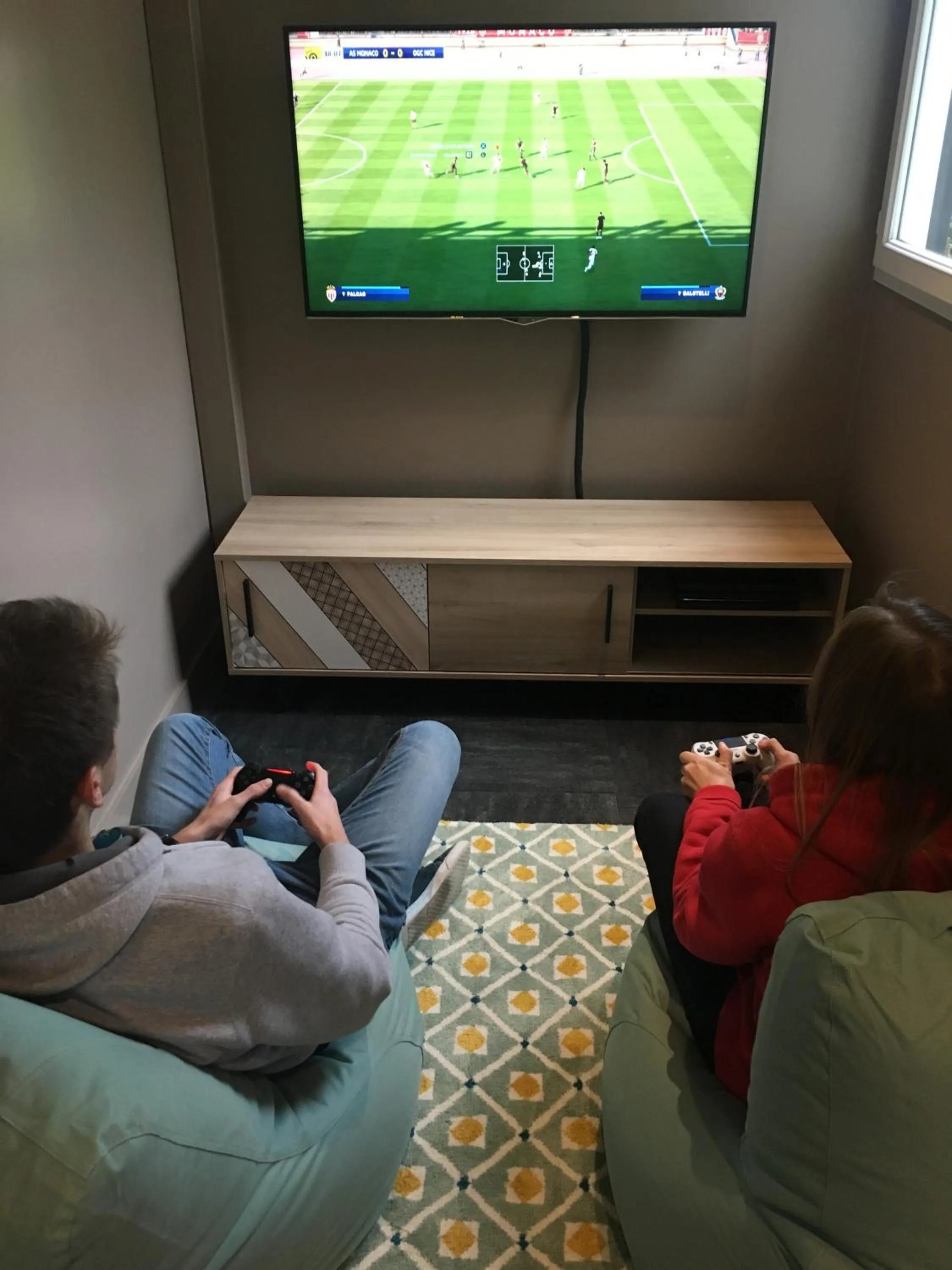 TV and multimedia in Hôtel Ibis Styles Bourges - Piscine extérieure chauffée - Restaurants à proximité