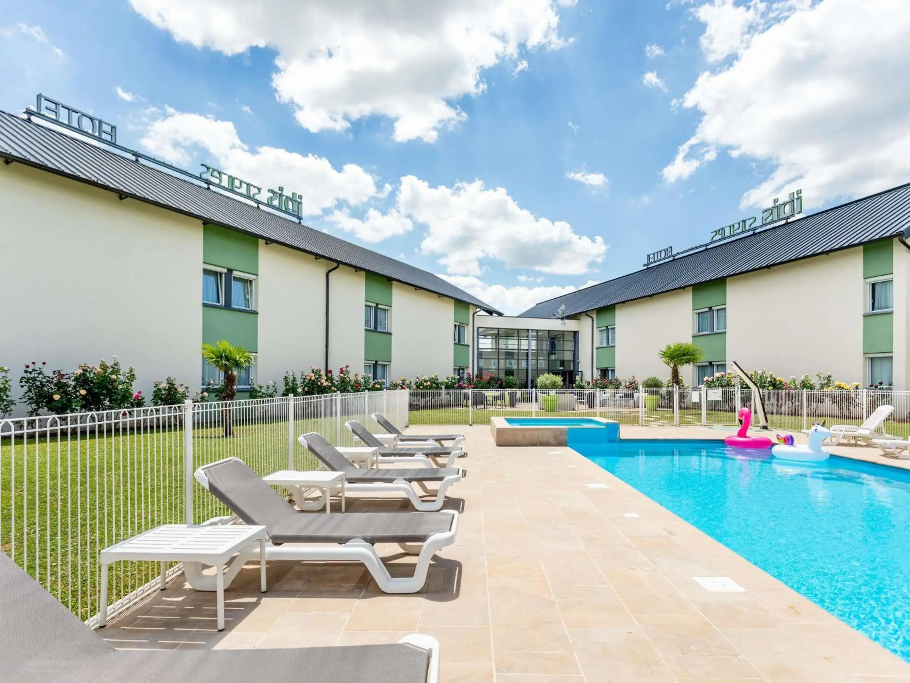 Pool view in Hôtel Ibis Styles Bourges - Piscine extérieure chauffée - Restaurants à proximité Pool view in Hôtel Ibis Styles Bourges - Piscine extérieure chauffée - Restaurants à proximité