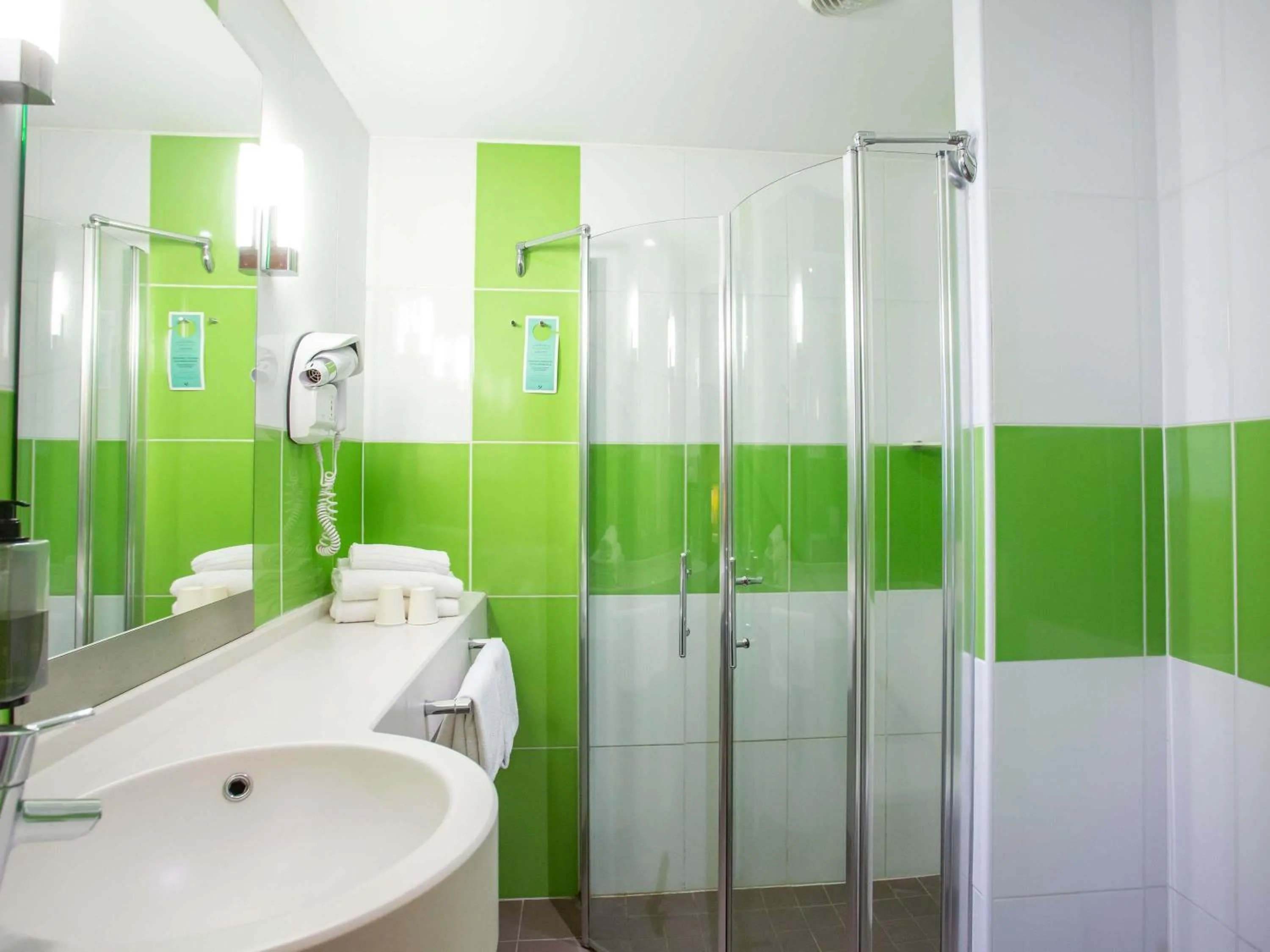 Bedroom in Hôtel Ibis Styles Bourges - Piscine extérieure chauffée - Restaurants à proximité