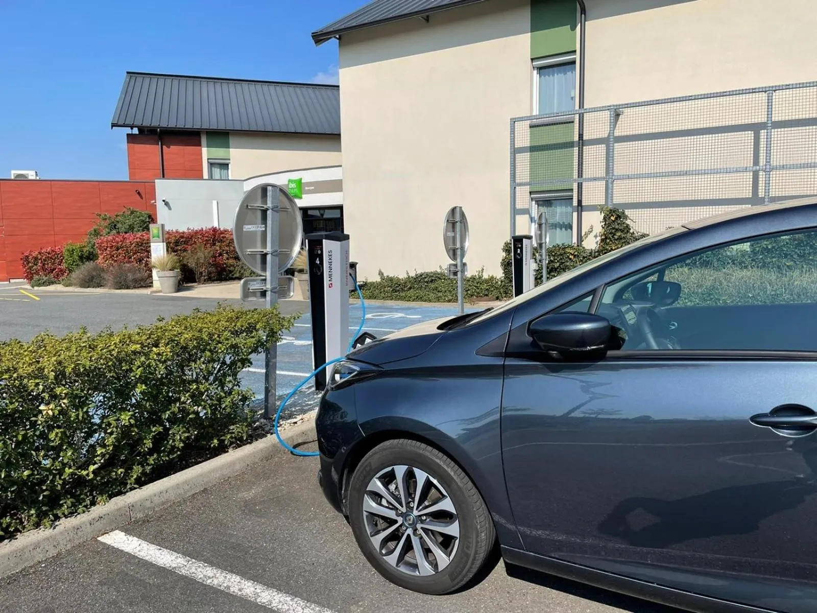 Parking in Hôtel Ibis Styles Bourges - Piscine extérieure chauffée - Restaurants à proximité