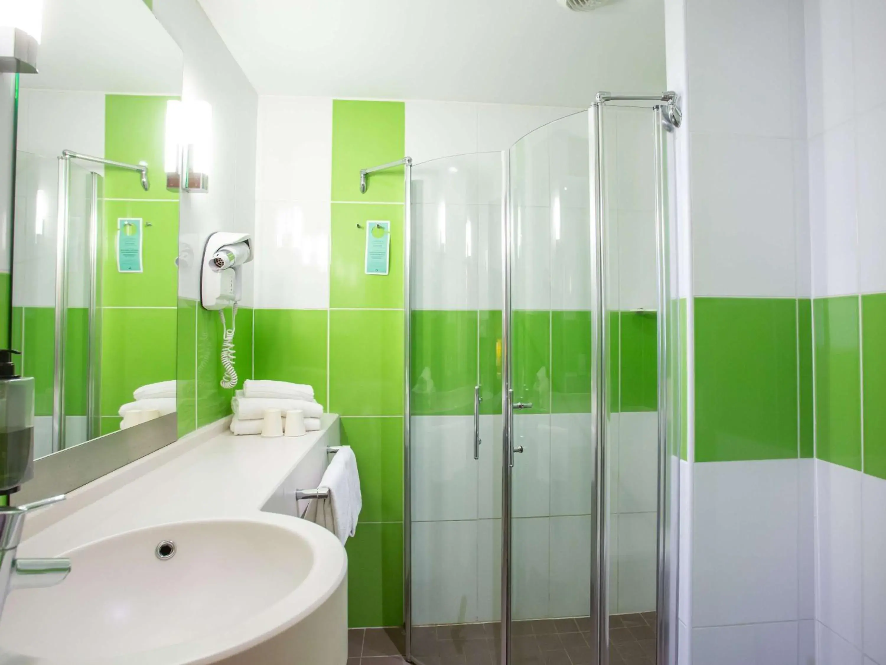 Bathroom in Hôtel Ibis Styles Bourges - Piscine extérieure chauffée - Restaurants à proximité Bathroom in Hôtel Ibis Styles Bourges - Piscine extérieure chauffée - Restaurants à proximité